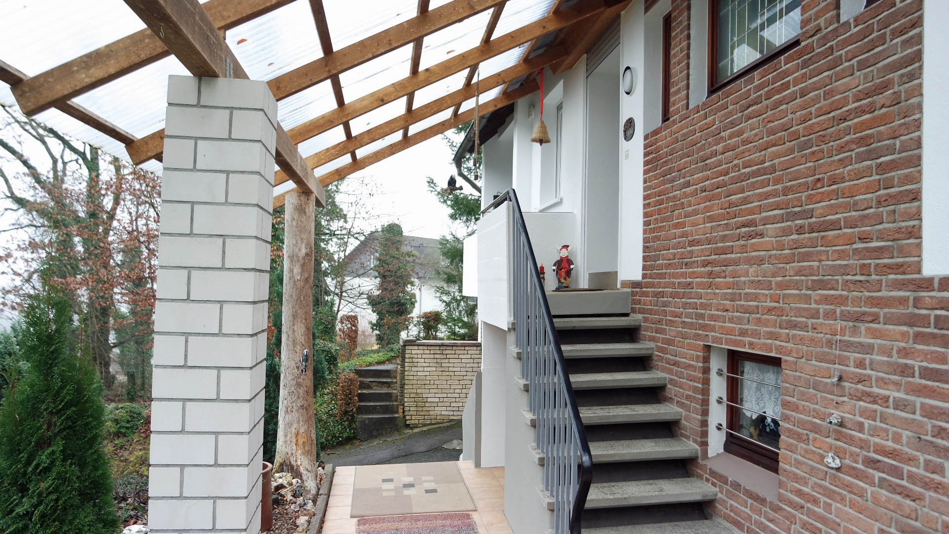 Morsbach: Gepflegtes 1 bis 2-Familienhaus, überdachte Eingangstreppe