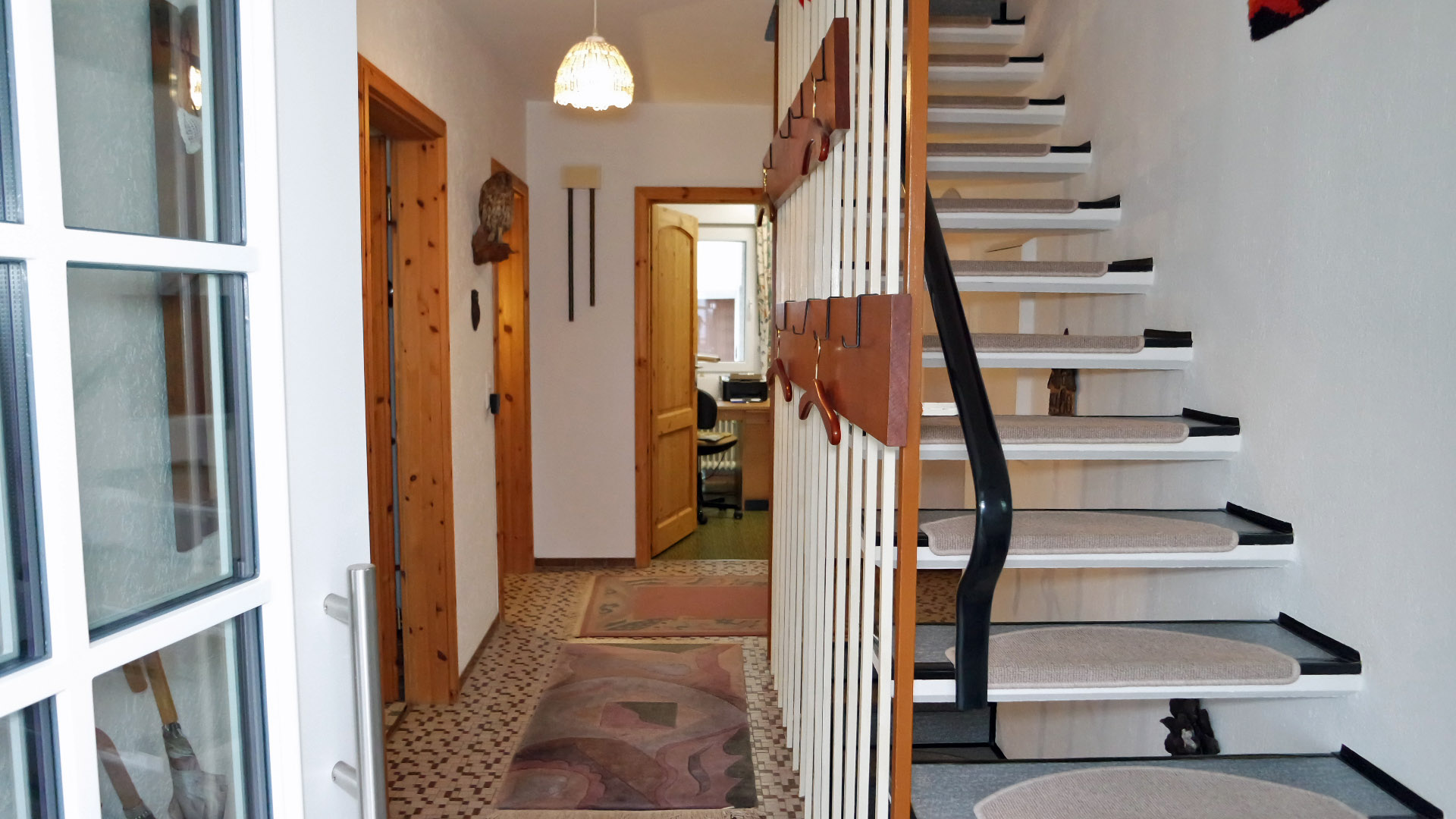 Morsbach: Gepflegtes 1 bis 2-Familienhaus, Blick in den Eingangsflur mit Treppe zum Dachgeschoss