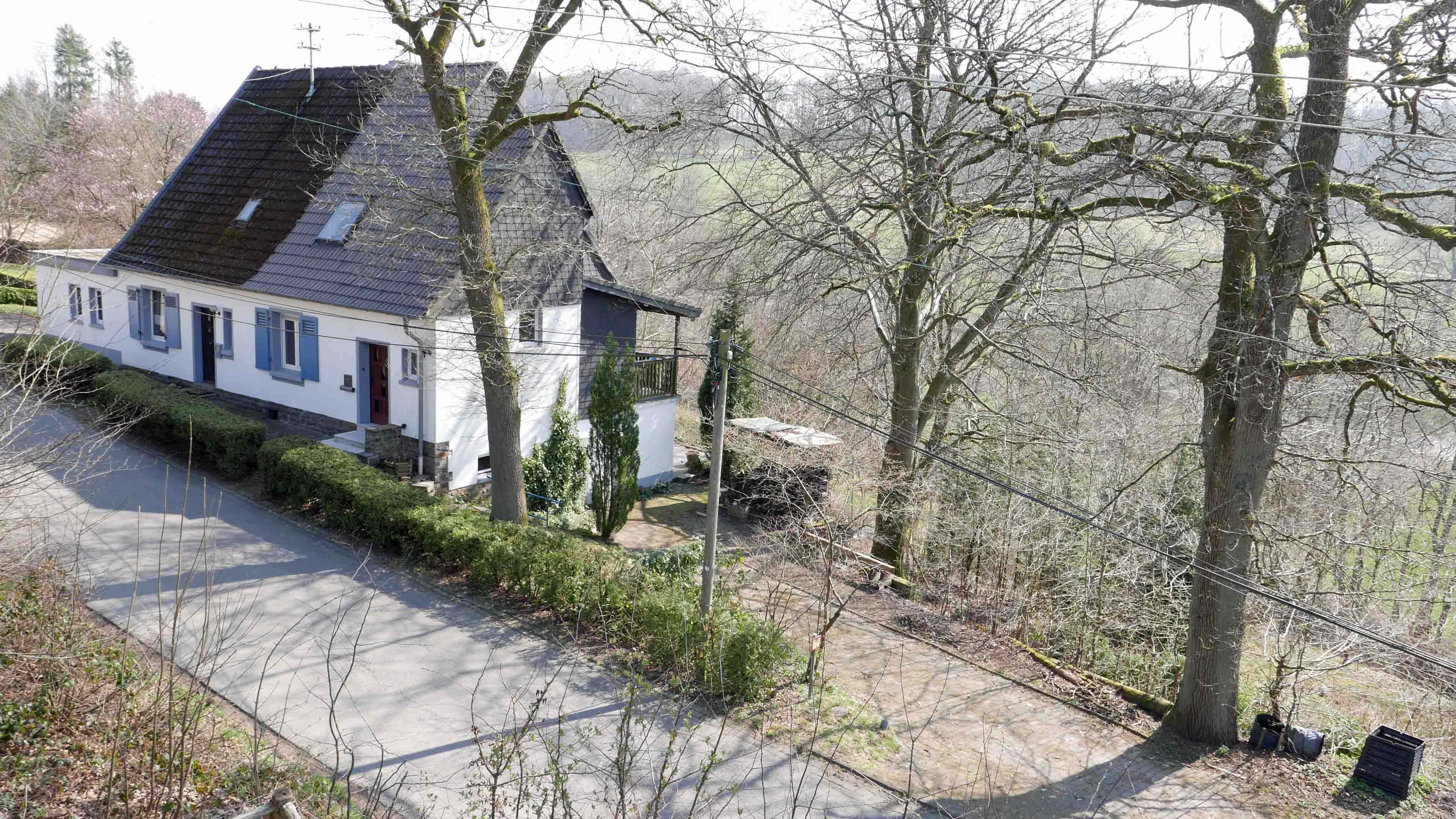 Waldbröl-Geiningen: (Fast-) Alleinlage Doppelhaushälfte auf 1.126 m² Grundstück , Doppelhaushälfte mitten in der Natur