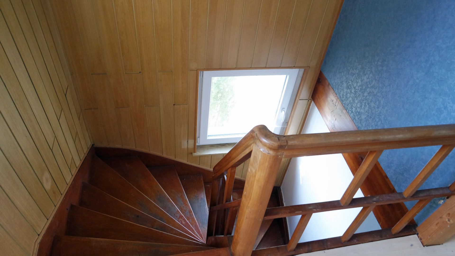 Waldbröl-Geiningen: (Fast-) Alleinlage Doppelhaushälfte auf 1.126 m² Grundstück , alte Holztreppe zum Dachgeschoss
