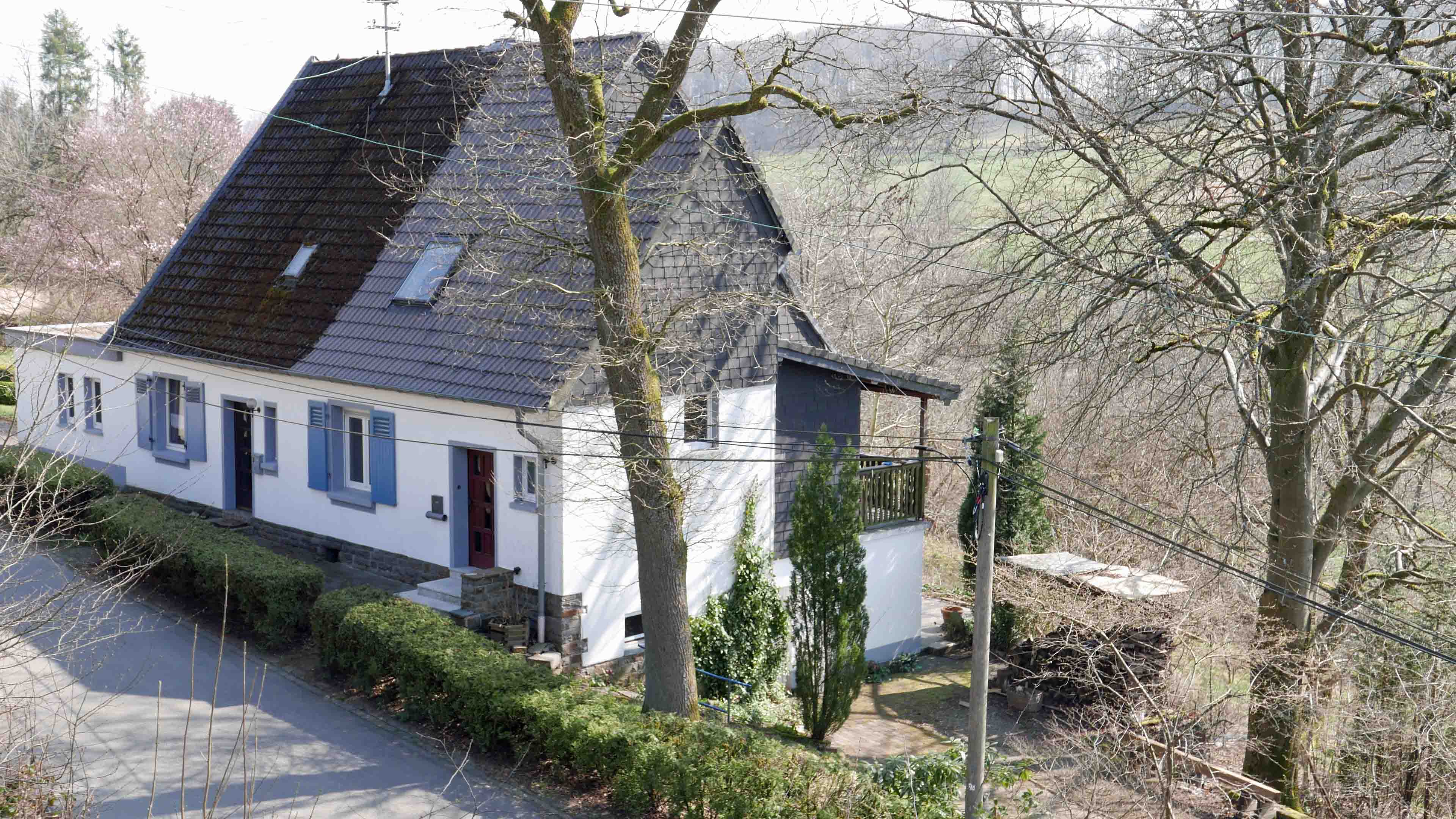 Waldbröl-Geiningen: (Fast-) Alleinlage Doppelhaushälfte auf 1.126 m² Grundstück ,  Doppelhaushälfte (helles Dach) auf 1.126 m² Grundstück