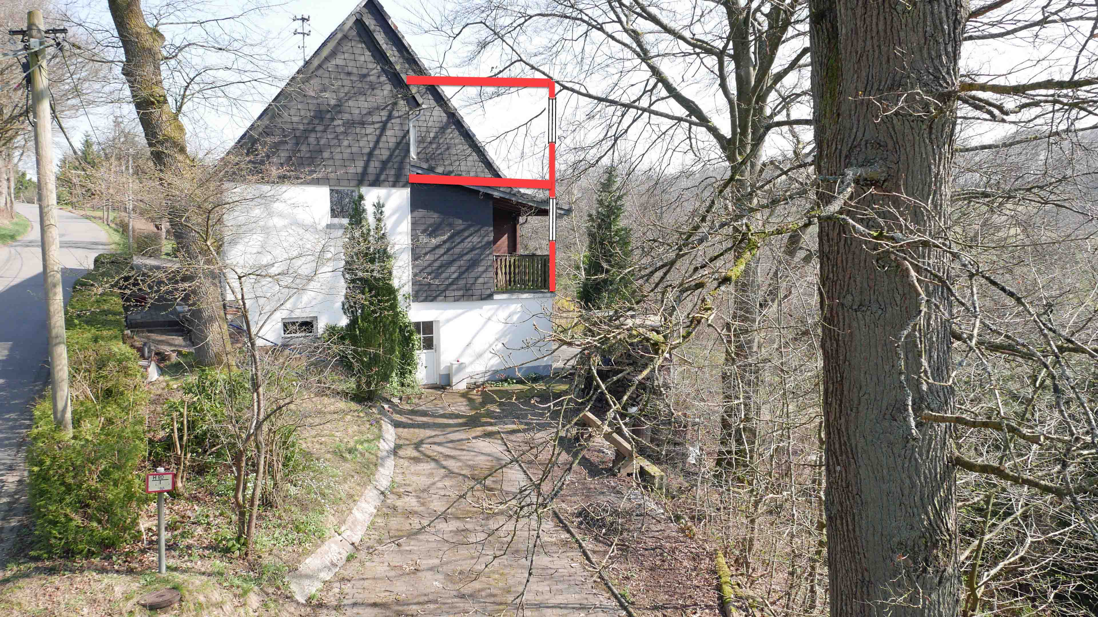 Waldbröl-Geiningen: (Fast-) Alleinlage Doppelhaushälfte auf 1.126 m² Grundstück , Giebelseite (rote Linie = genehmigte Erweiterung)