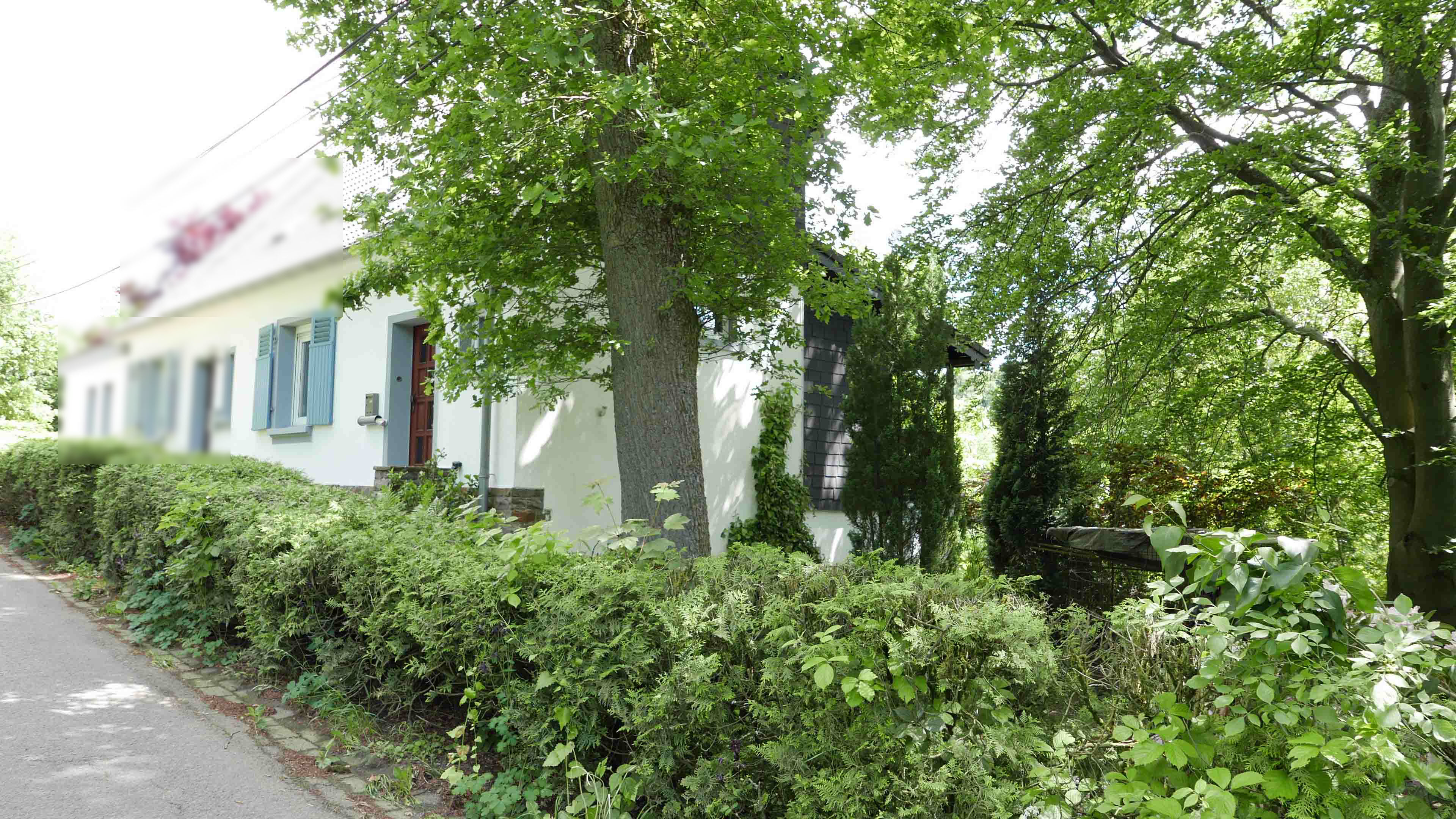 Waldbröl-Geiningen: (Fast-) Alleinlage Doppelhaushälfte auf 1.126 m² Grundstück ,  Front- Eingangsseite