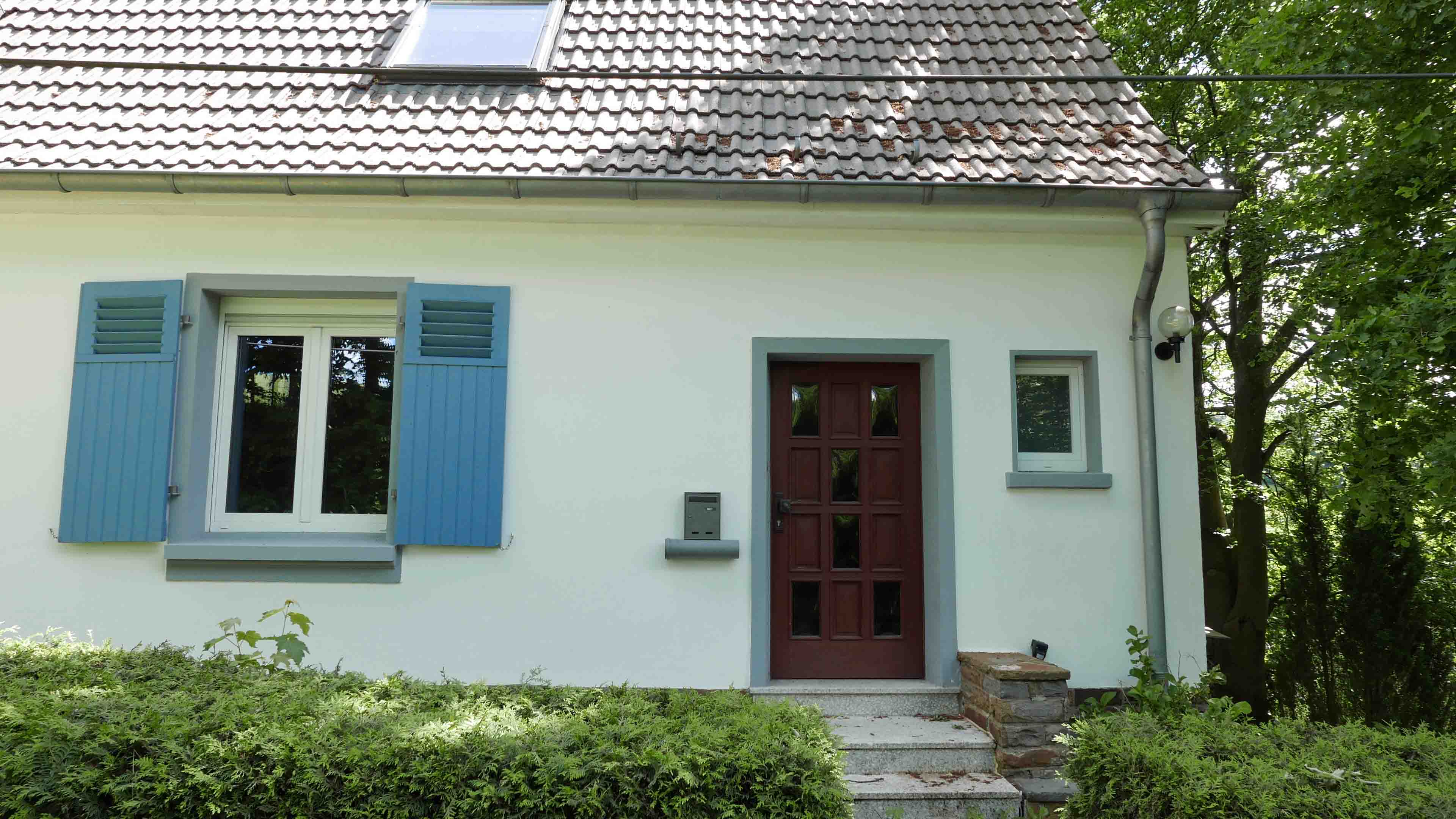 Waldbröl-Geiningen: (Fast-) Alleinlage Doppelhaushälfte auf 1.126 m² Grundstück , Front-/ Eingangsseite 