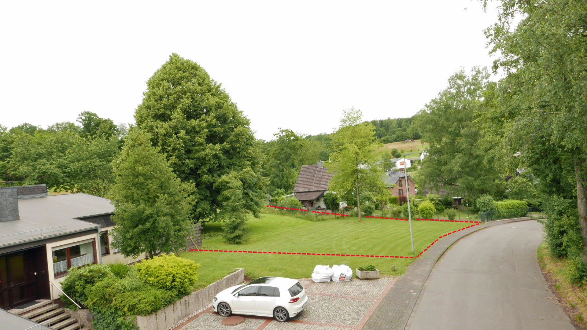 Reichshof: 1.929 m² großes Villengrundstück am Ortsrand von Brüchermühle, Blick in den Talweg Richtung Westen