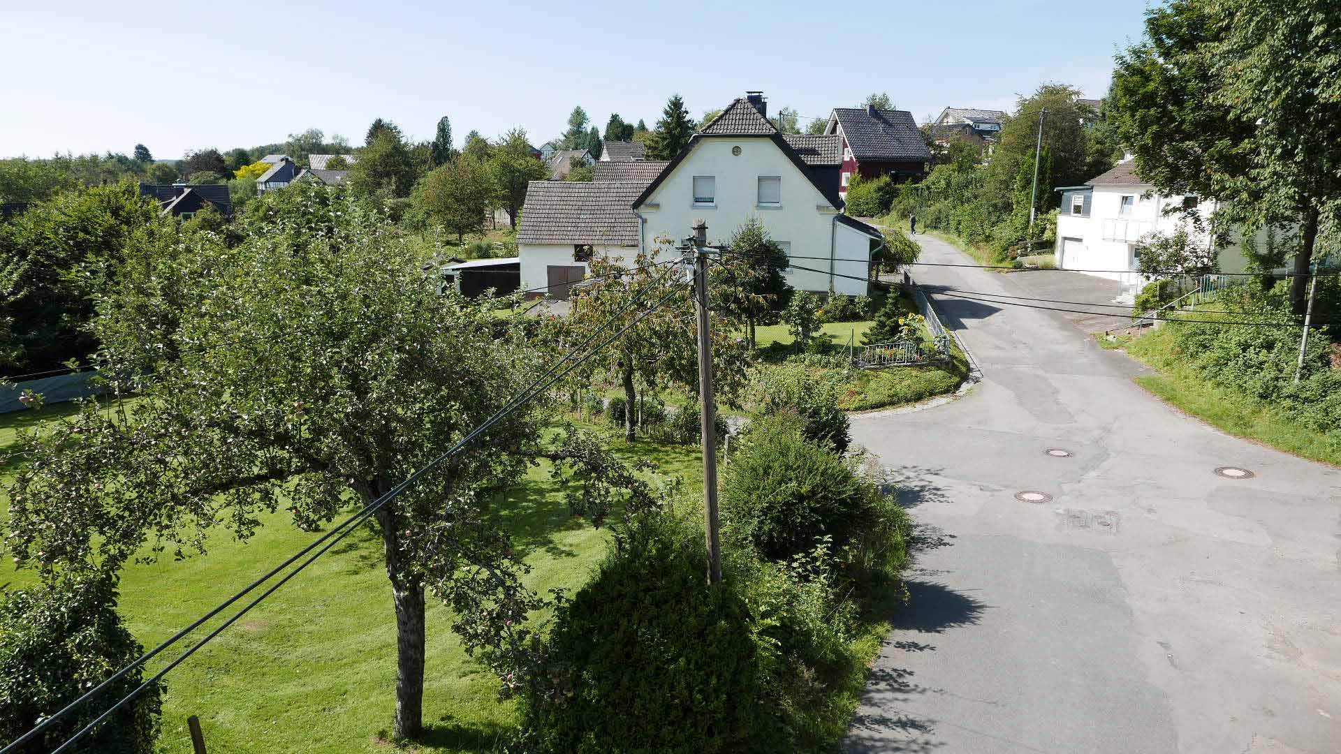 Morsbach-Steimelhagen: Eckgrundstück in guter, ruhiger Wohnlage, Blick in die Buchenstraße / Nachbarumgebung