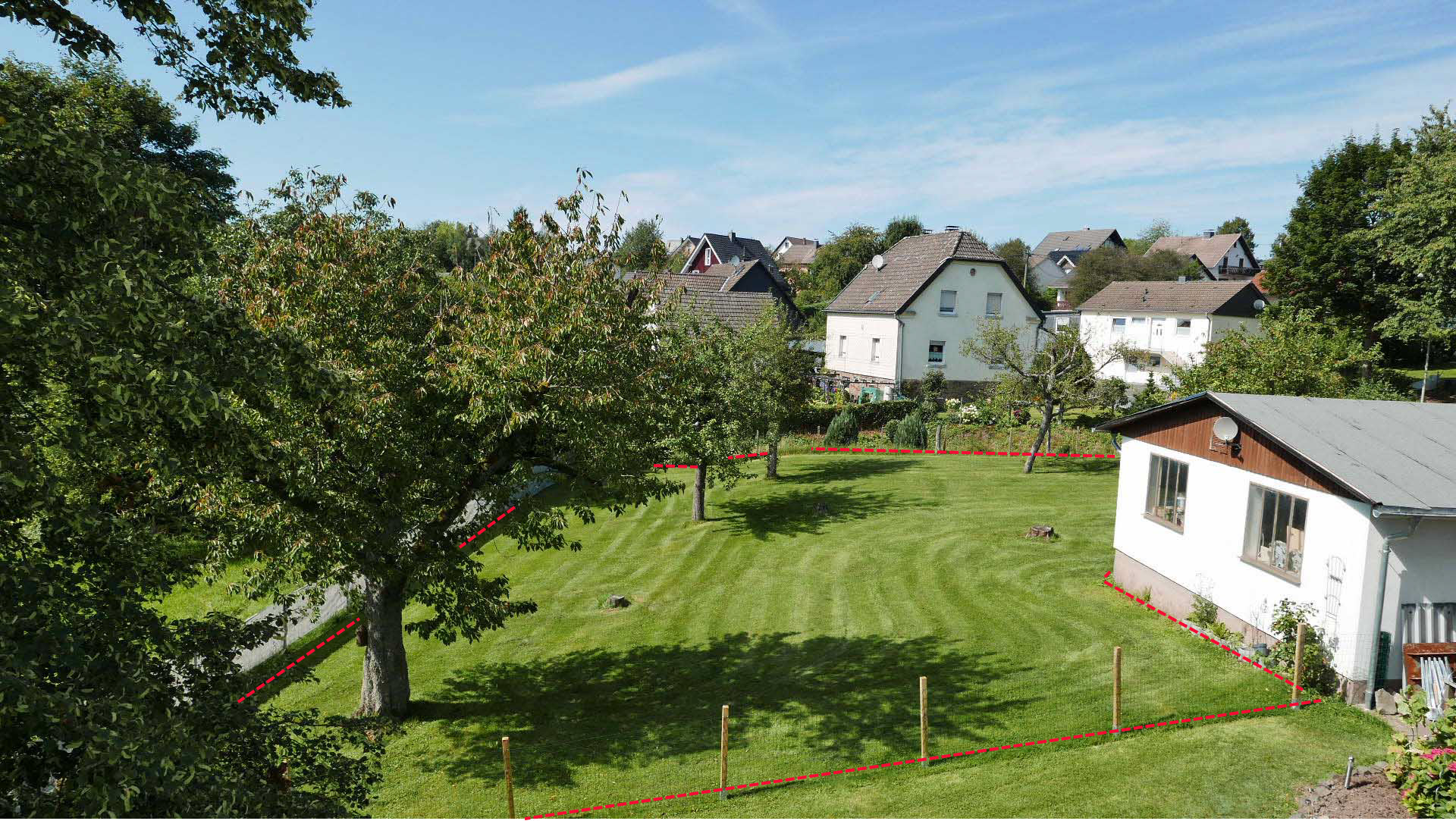 Morsbach-Steimelhagen: Eckgrundstück in guter, ruhiger Wohnlage, die Fenster der Garage werden noch zugemauert