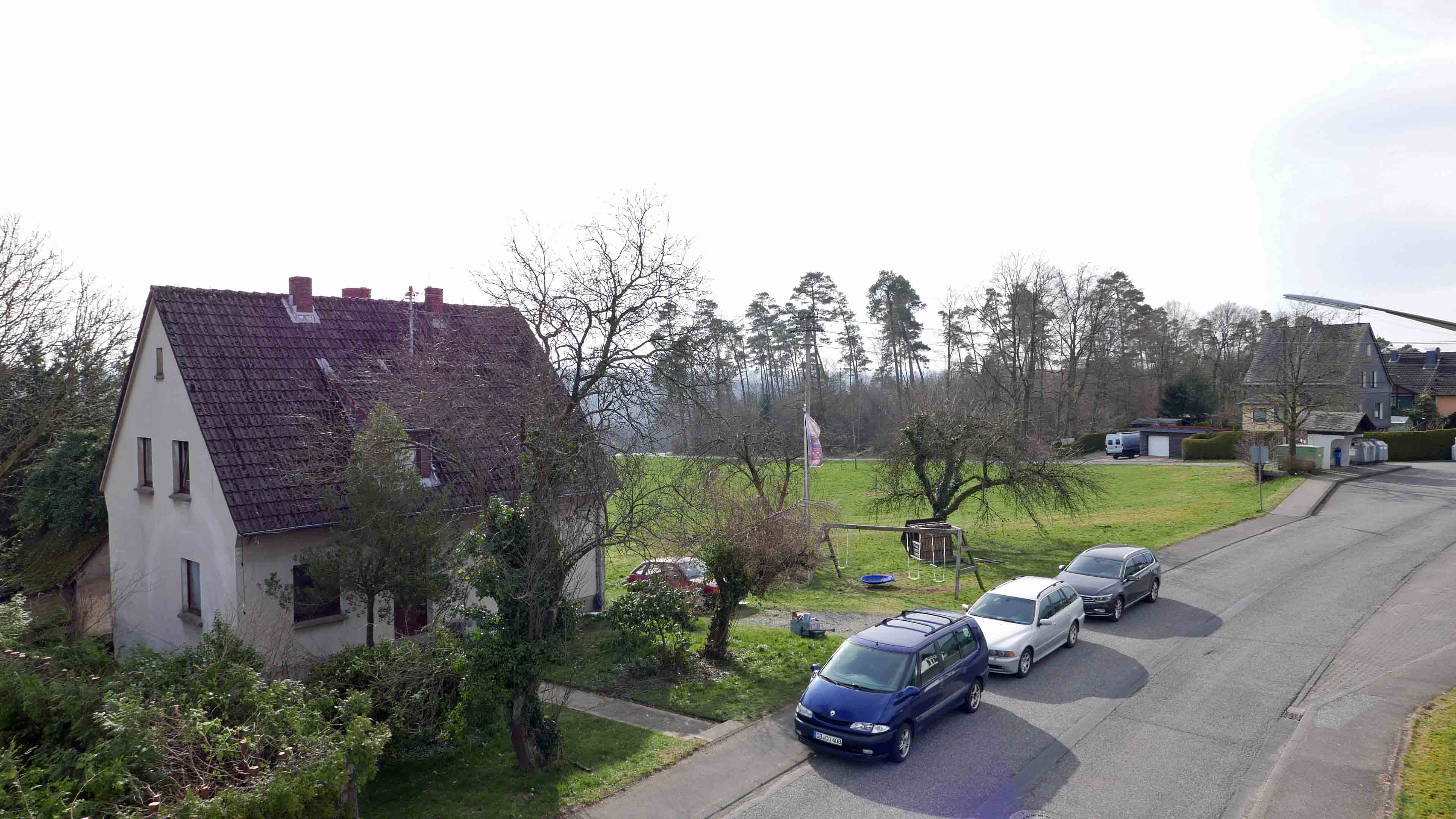 Birken-Honigsessen: Preiswertes Einfamilienhaus, an einer wenig befahrenen Straße gelegen