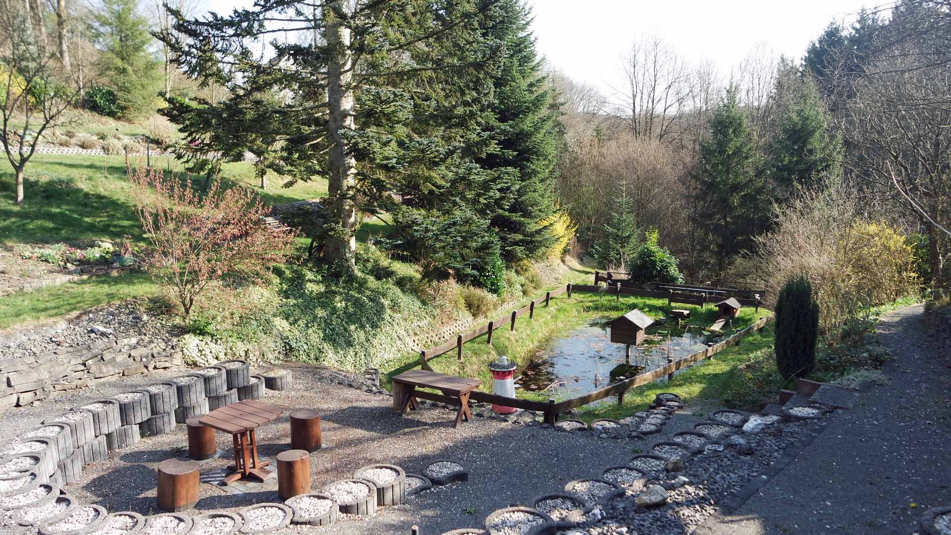 Morsbach-Überholz: Liebhaberobjekt mit 2.913 m² parkähnlichem Garten, parkähnlicher Ziergarten mit Teichanlage
