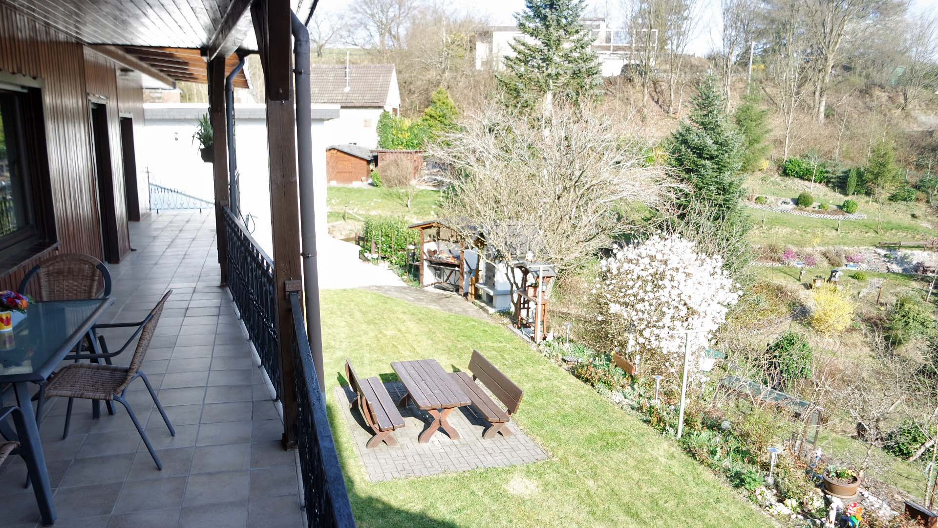 Morsbach-Überholz: Liebhaberobjekt mit 2.913 m² parkähnlichem Garten, ...20 m² großen, überdachter Balkon
