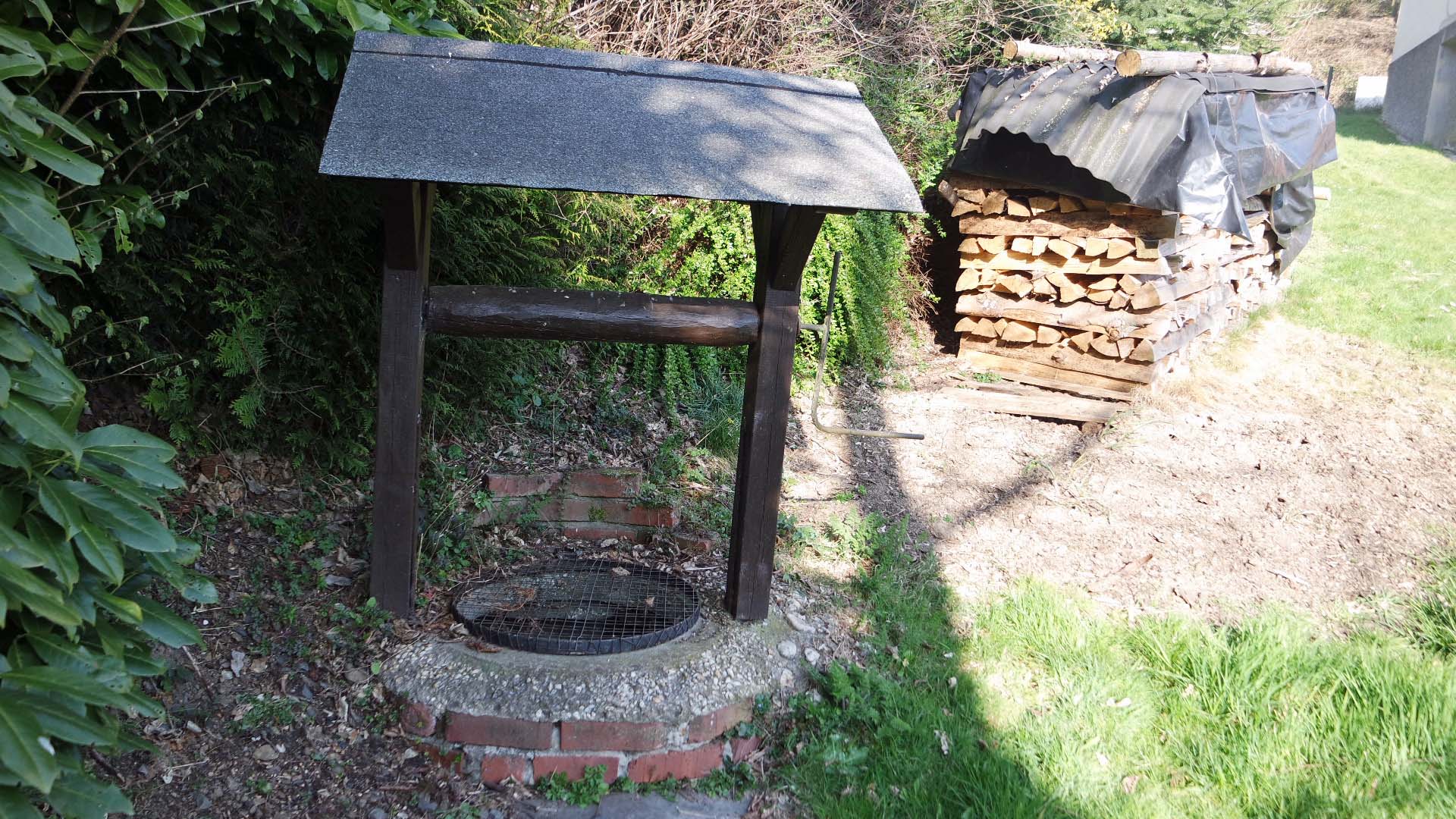 Morsbach-Überholz: Liebhaberobjekt mit 2.913 m² parkähnlichem Garten, eigener Brunnen (zusätzlich zum Gemeindeanschluss)