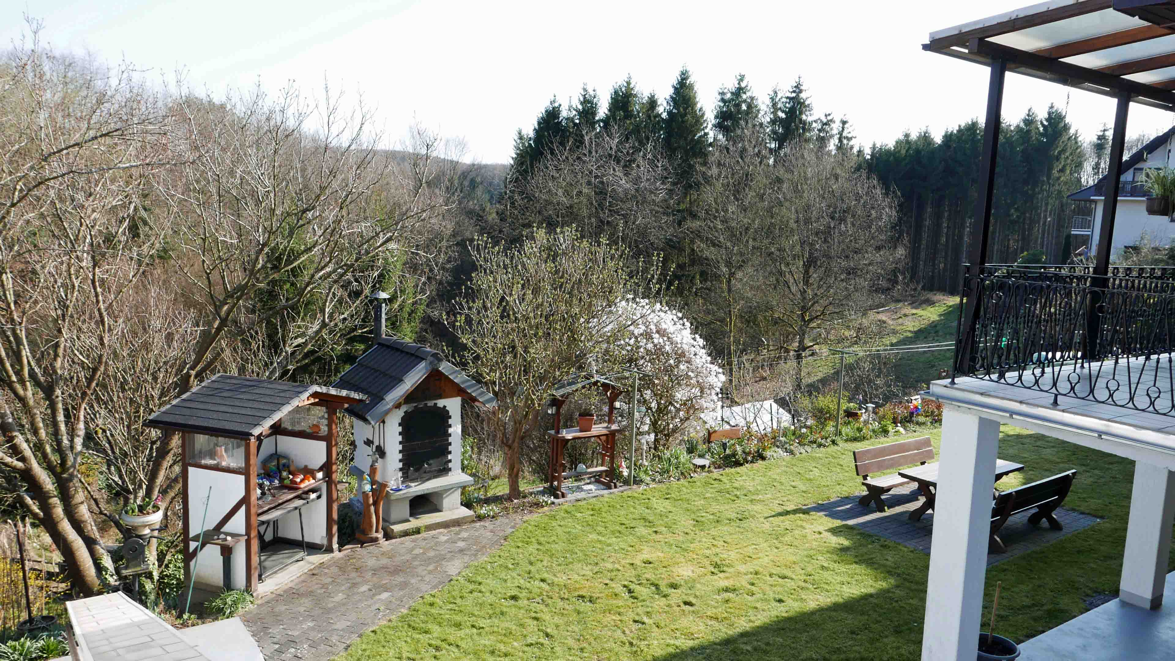 Morsbach-Überholz: Liebhaberobjekt mit 2.913 m² parkähnlichem Garten, ...Balkon mit herrlichem Blick in die Landschaft