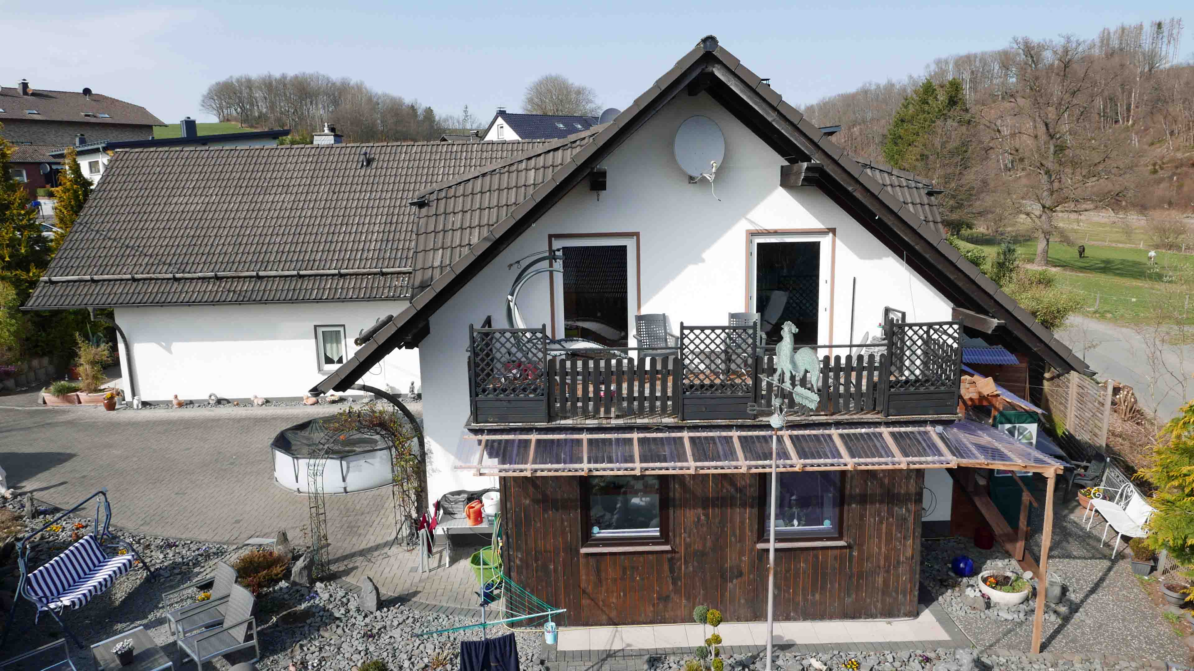 Reichshof-Wildbergerhütte: Kleines, solide im Jahr 2000 gebautes EFH, Giebelseite mit großem Balkon, von welchem man...