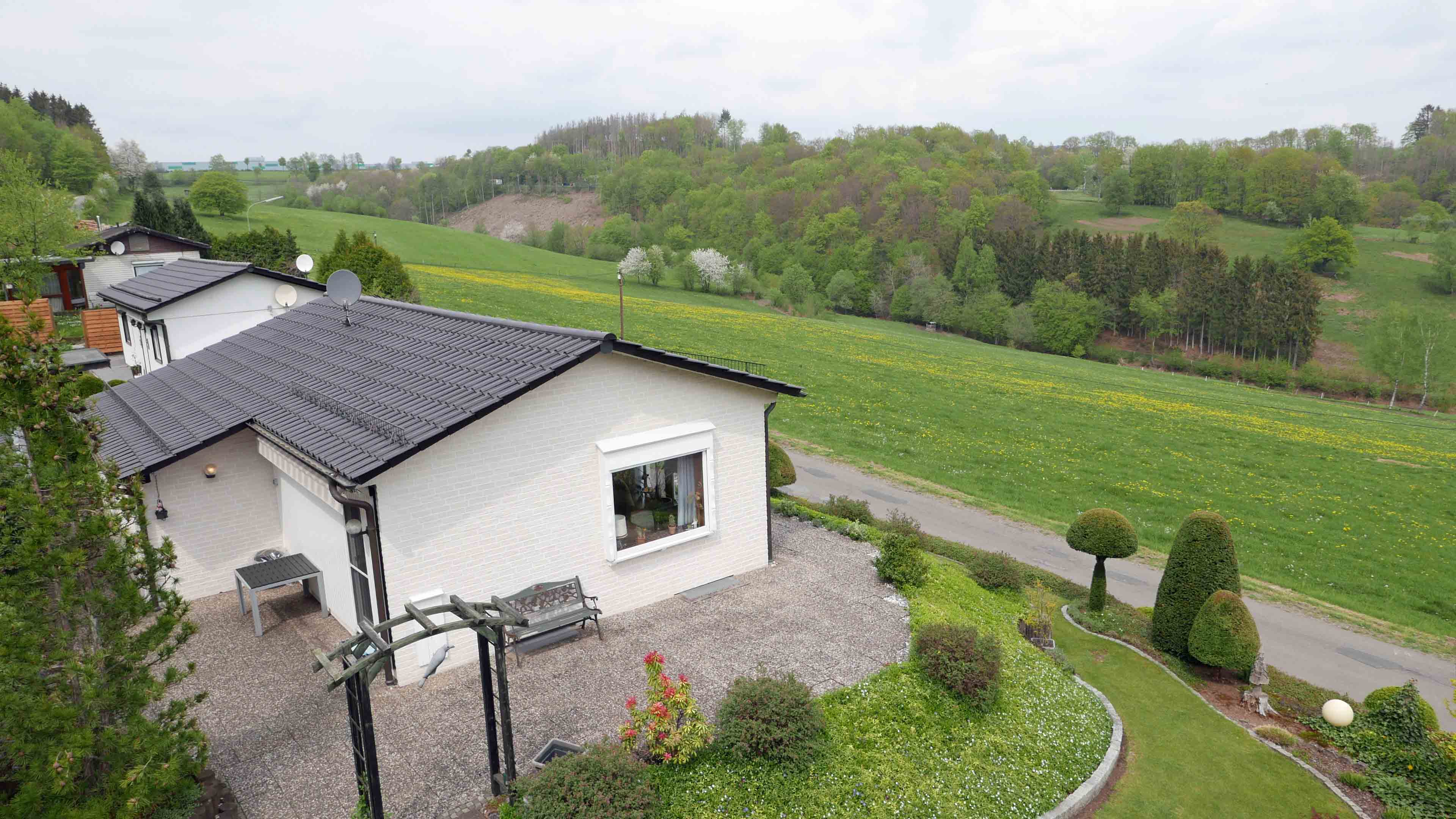 Morsbach-Böcklingen: Freier Blick ins Grüne - kleiner Bungalow in Höhenlage, ...Ansicht von außen