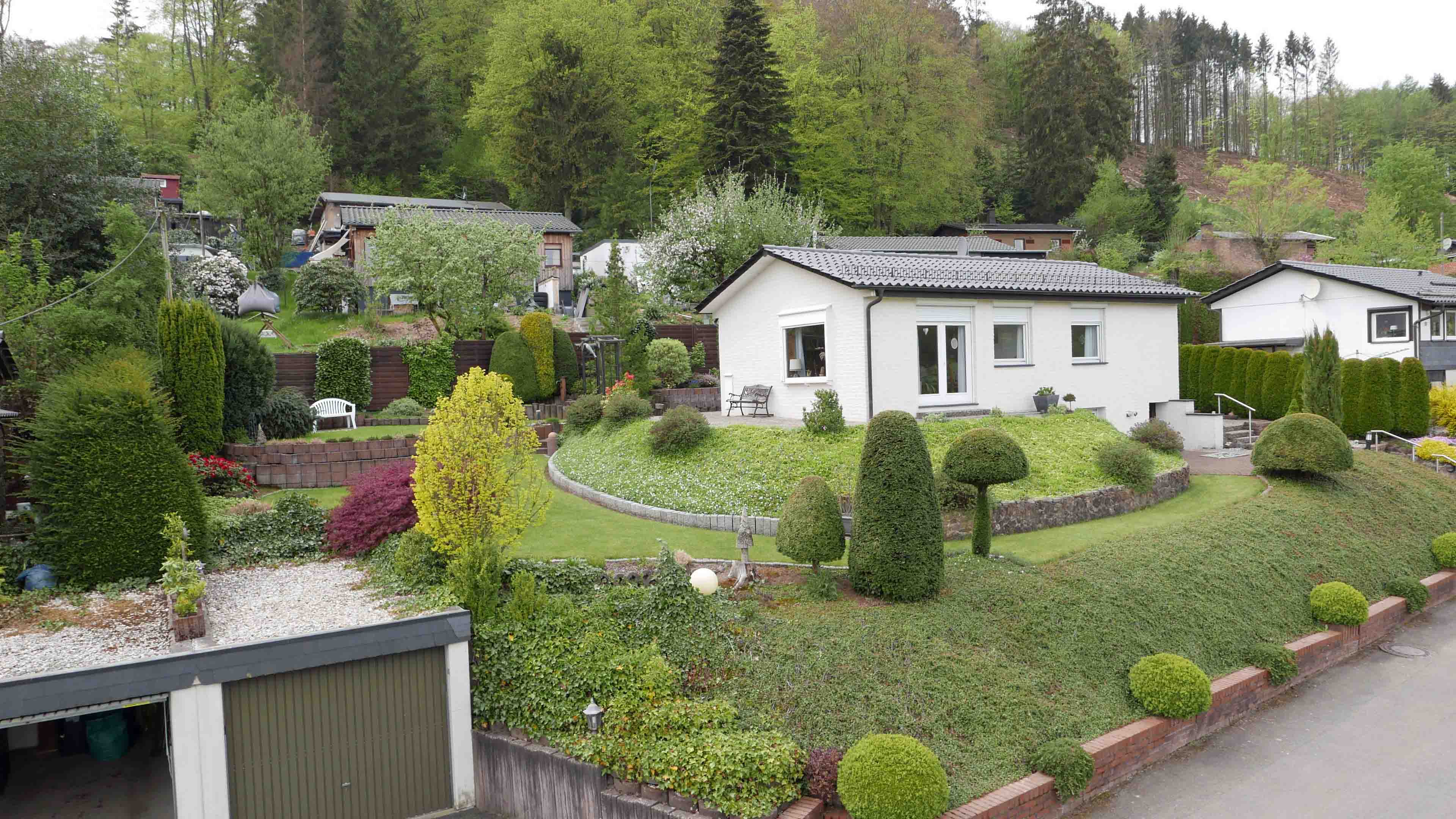 Morsbach-Böcklingen: Freier Blick ins Grüne - kleiner Bungalow in Höhenlage, Garage (rechte) im Kaufpreis enthalten