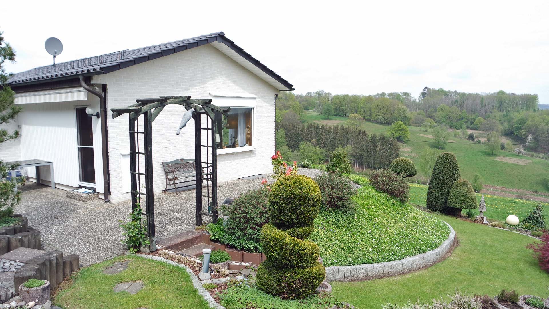 Morsbach-Böcklingen: Freier Blick ins Grüne - kleiner Bungalow in Höhenlage, 50 m² Terrasse mit Blick rund um den Süd-Giebel