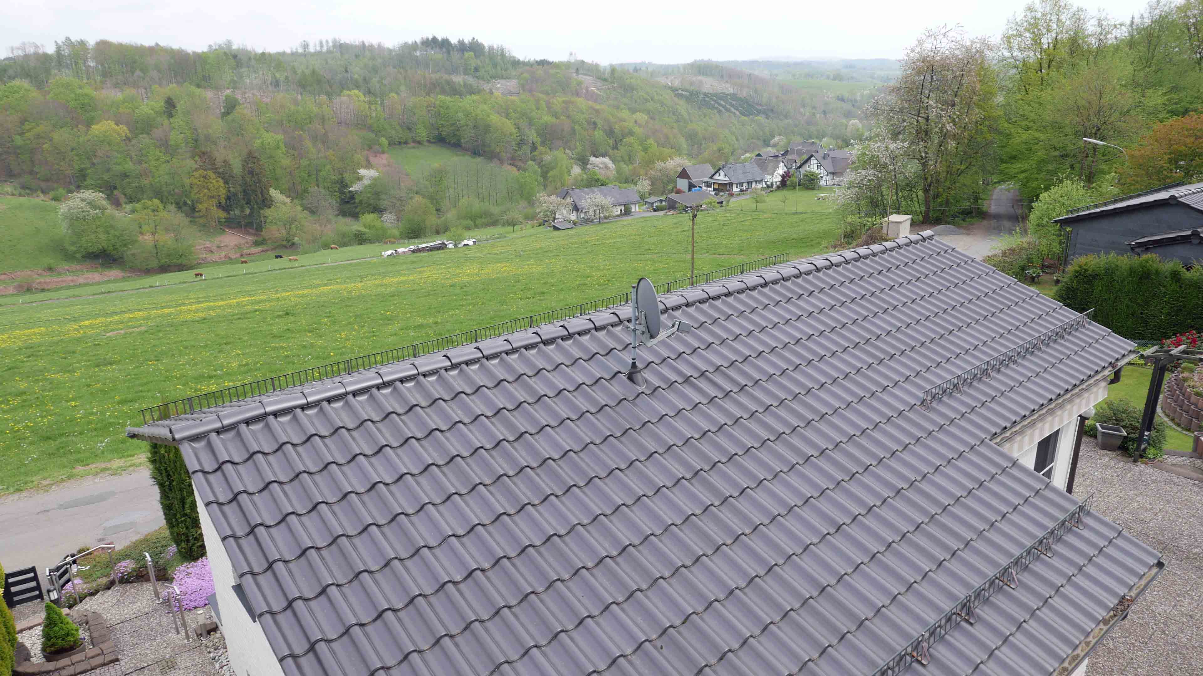 Morsbach-Böcklingen: Freier Blick ins Grüne - kleiner Bungalow in Höhenlage, Dach wurde 2015 erneuert. Einzigartige Wohnlage.