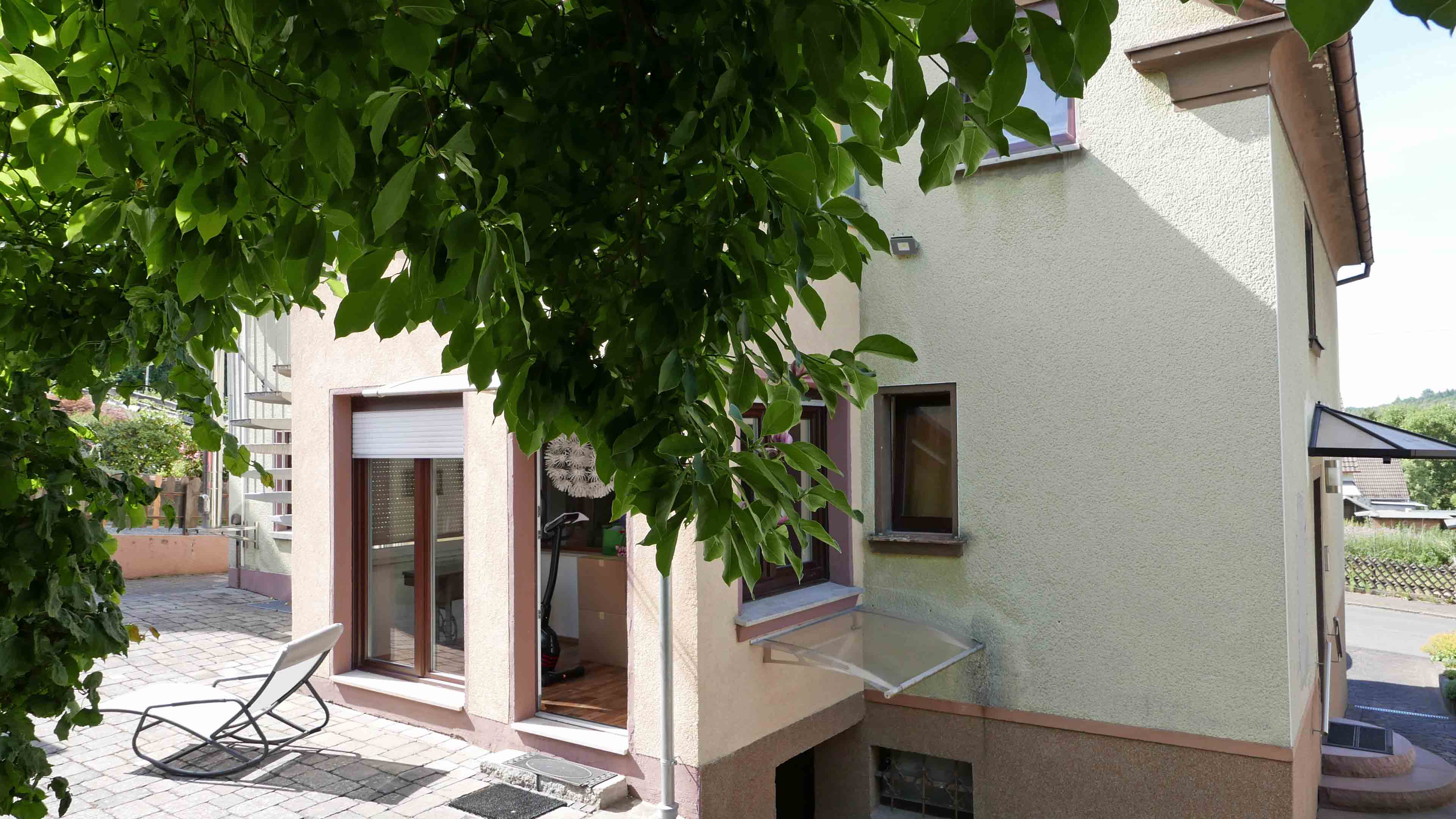 Wissen/Sieg: EFH mit ELW ohne Renovierung sofort beziehbar!, linke Hausecke: Treppe zum Keller (rechts) und Garten