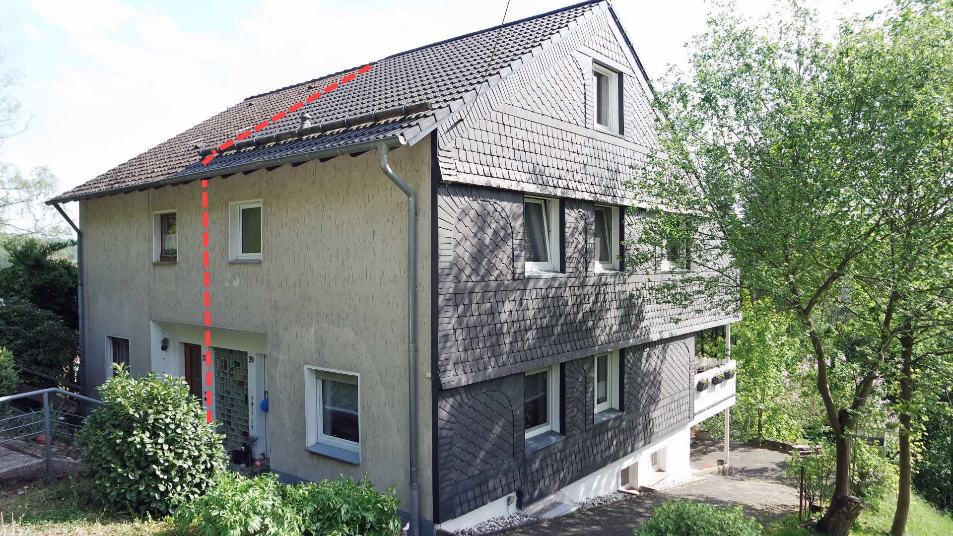 Reichshof-Mittelagger: Sanierte und gut vermietete Doppelhaushälfte, 4 Etagen mit über 133 m² Wohnfläche / 40 m² Nutzfläche