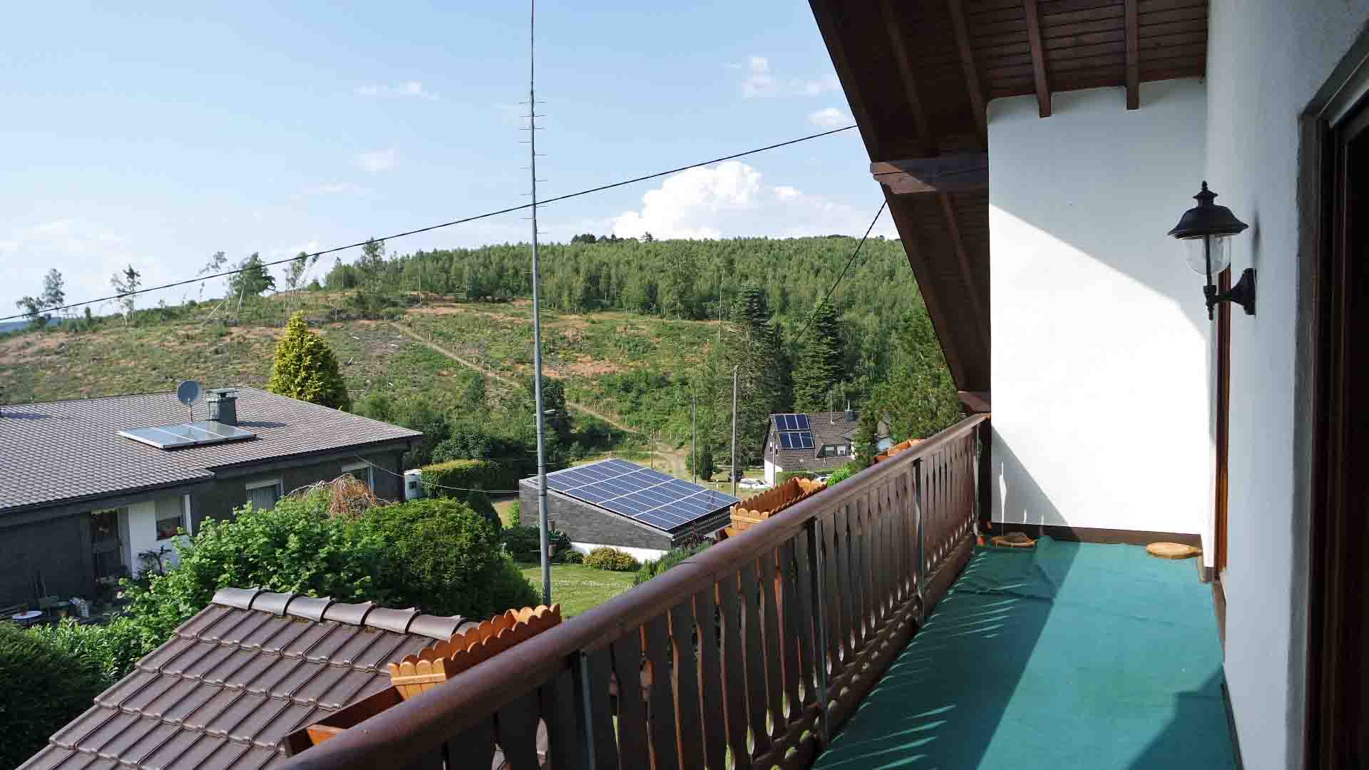 Reichshof-Wildberg: Ein Landhaus für die Familie im "Kinderdorf" Wildberg  , großer, überdachter Balkon mit Blick