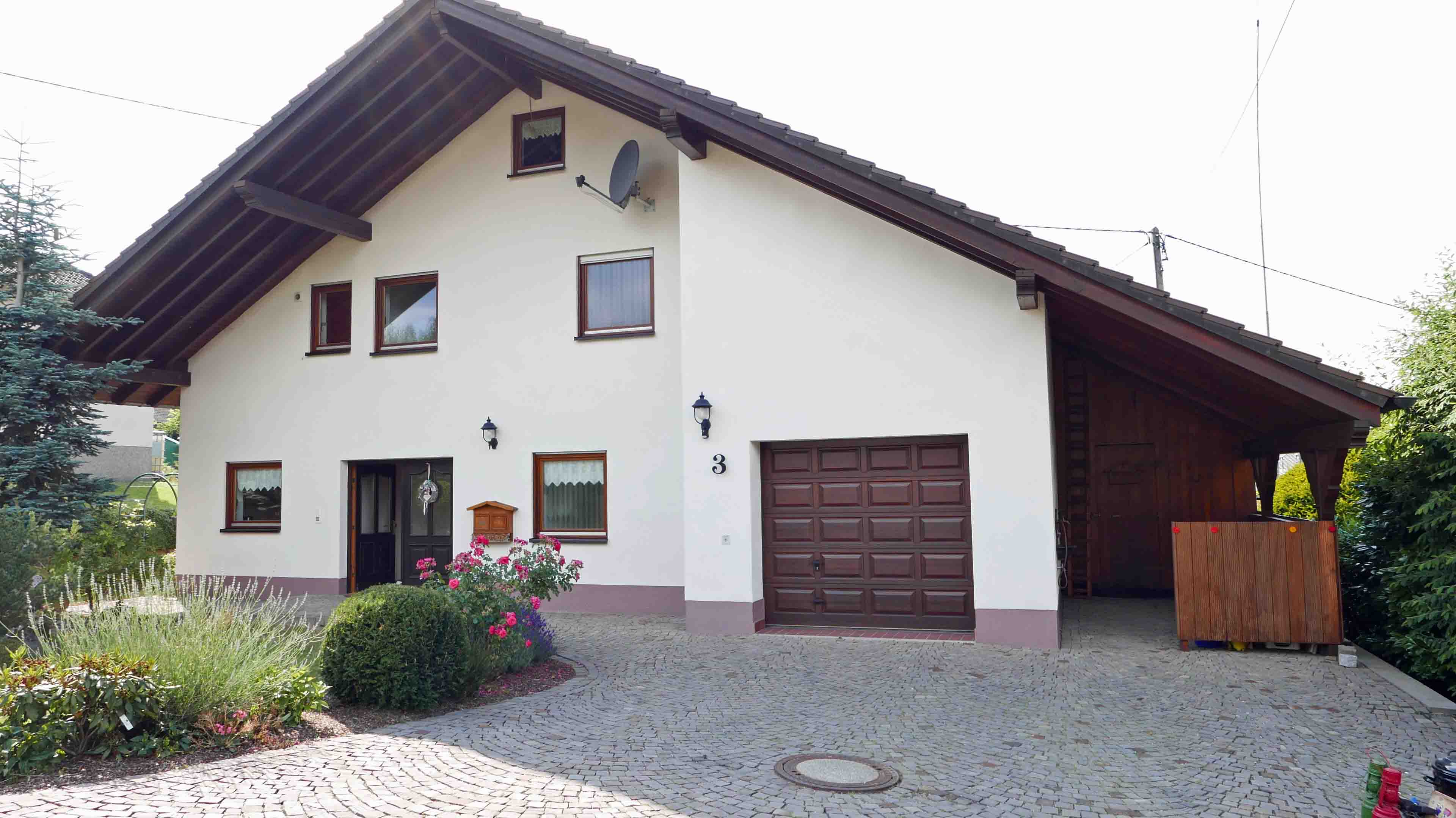 Reichshof-Wildberg: Ein Landhaus für die Familie im "Kinderdorf" Wildberg  , Vorderseite mit Garage und Carport