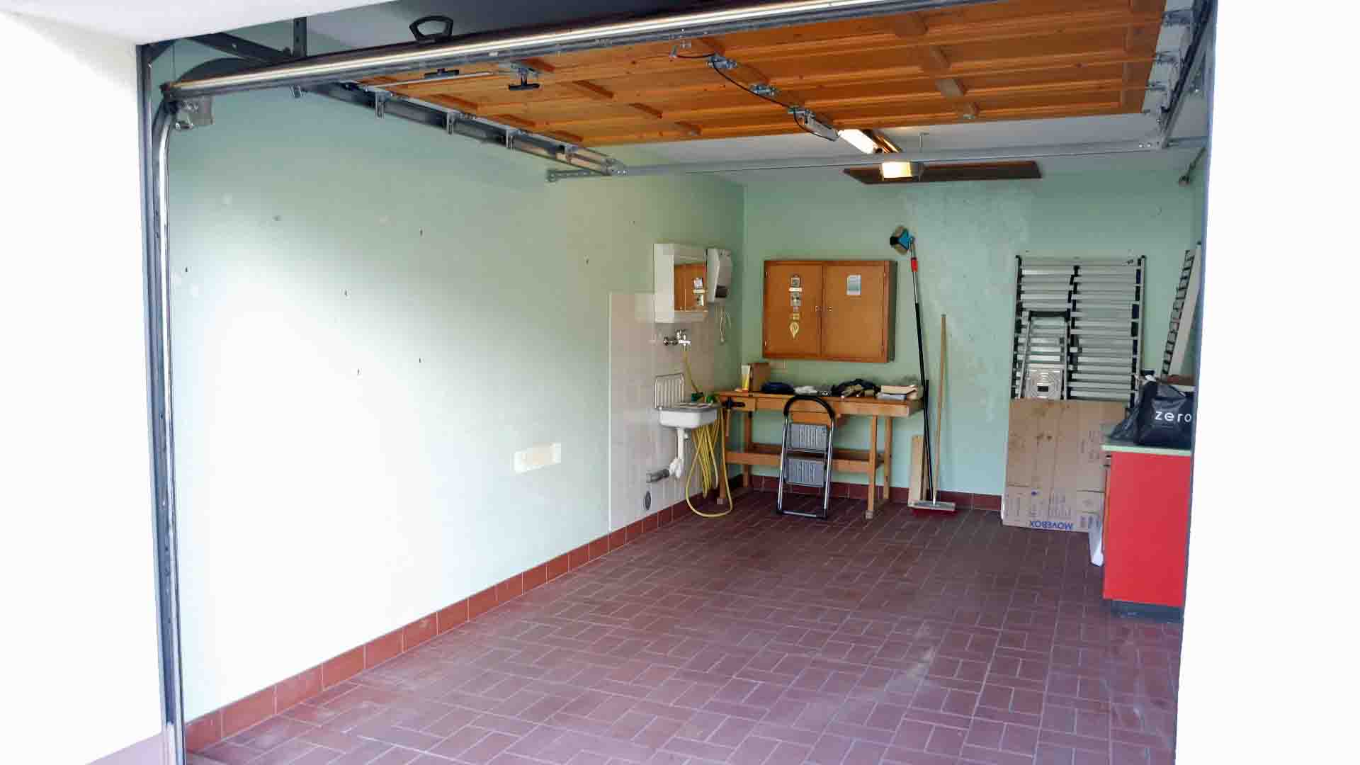 Reichshof-Wildberg: Ein Landhaus für die Familie im "Kinderdorf" Wildberg  , große, geflieste Garage
