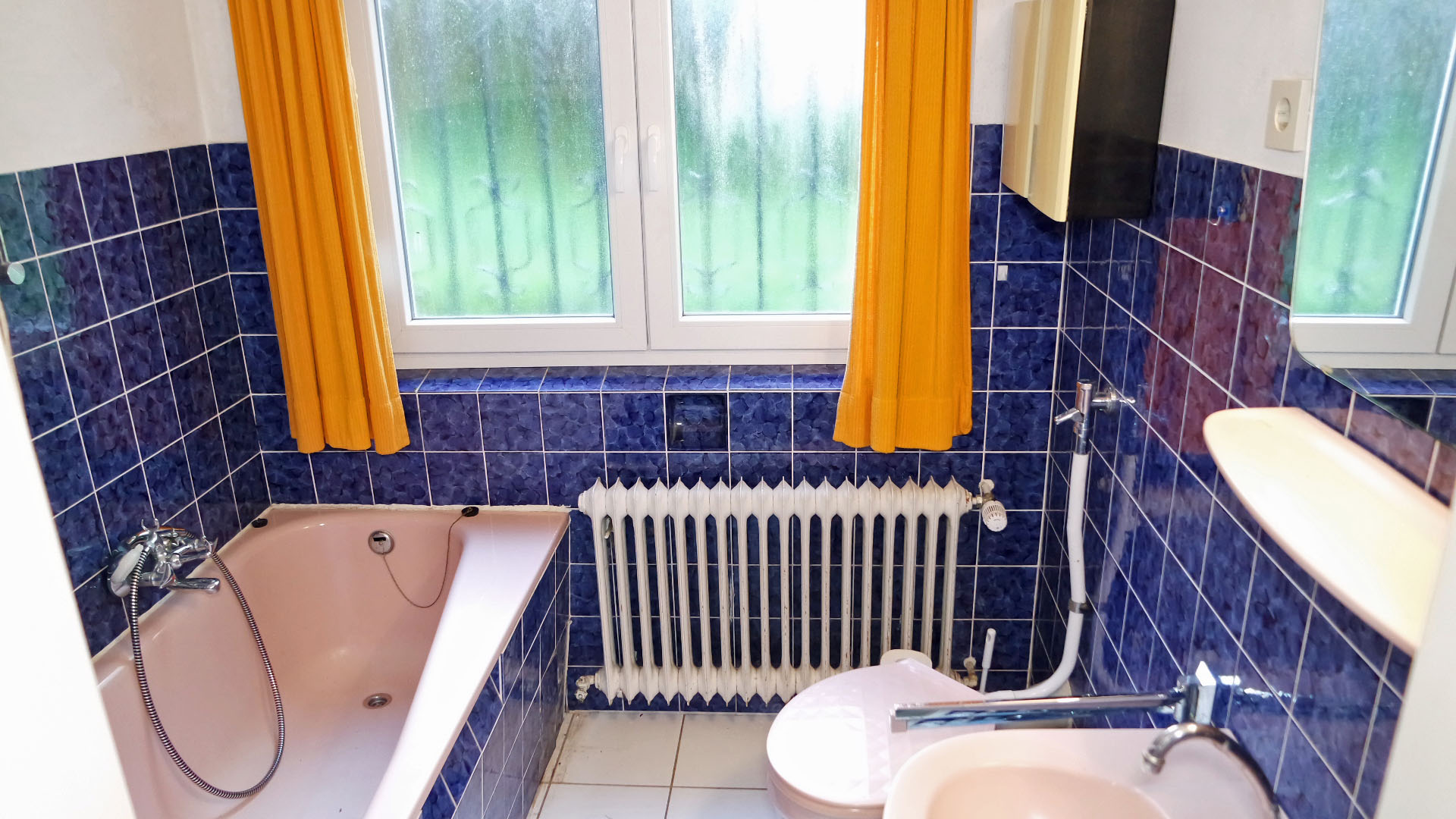 Waldbröl-Hoff: EFH mit ELW in besonders schöner Wohnlage, Badezimmer in der Einliegerwohnung