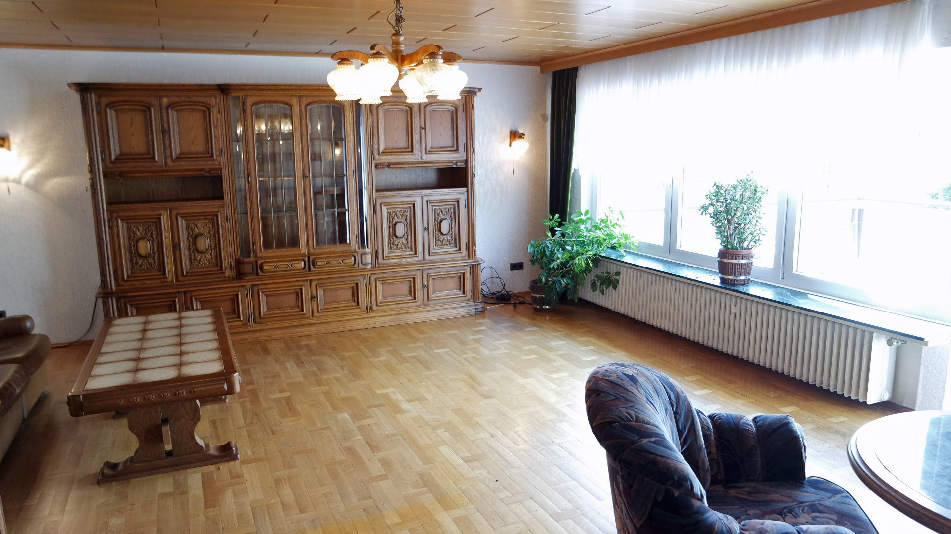 Waldbröl-Hoff: EFH mit ELW in besonders schöner Wohnlage, Blick in das Wohnzimmer mit Panoramafenster...