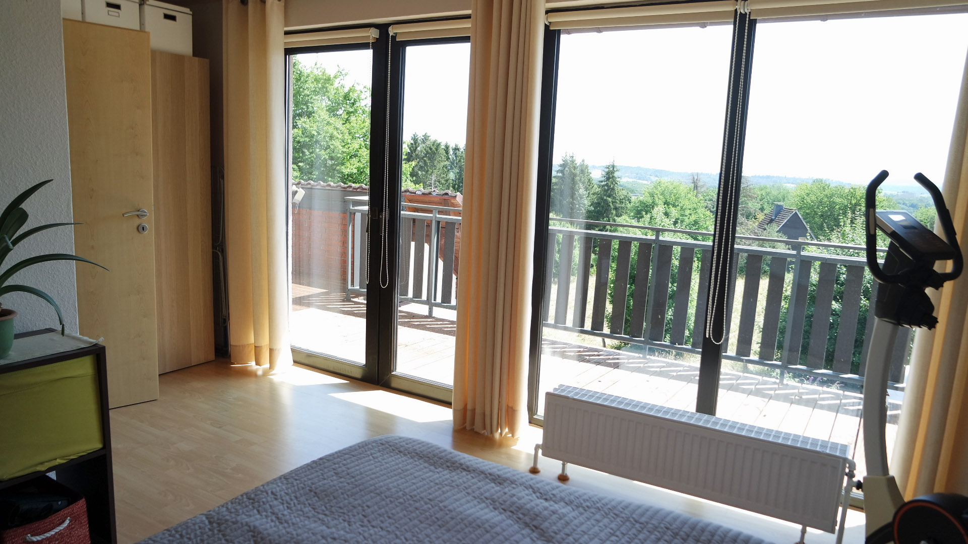 Morsbach-Lichtenberg: Komplett renoviert - perfektes Haus für die Familie, Dachgeschoss: 3 Schlafzimmer mit Balkon und Fernblick