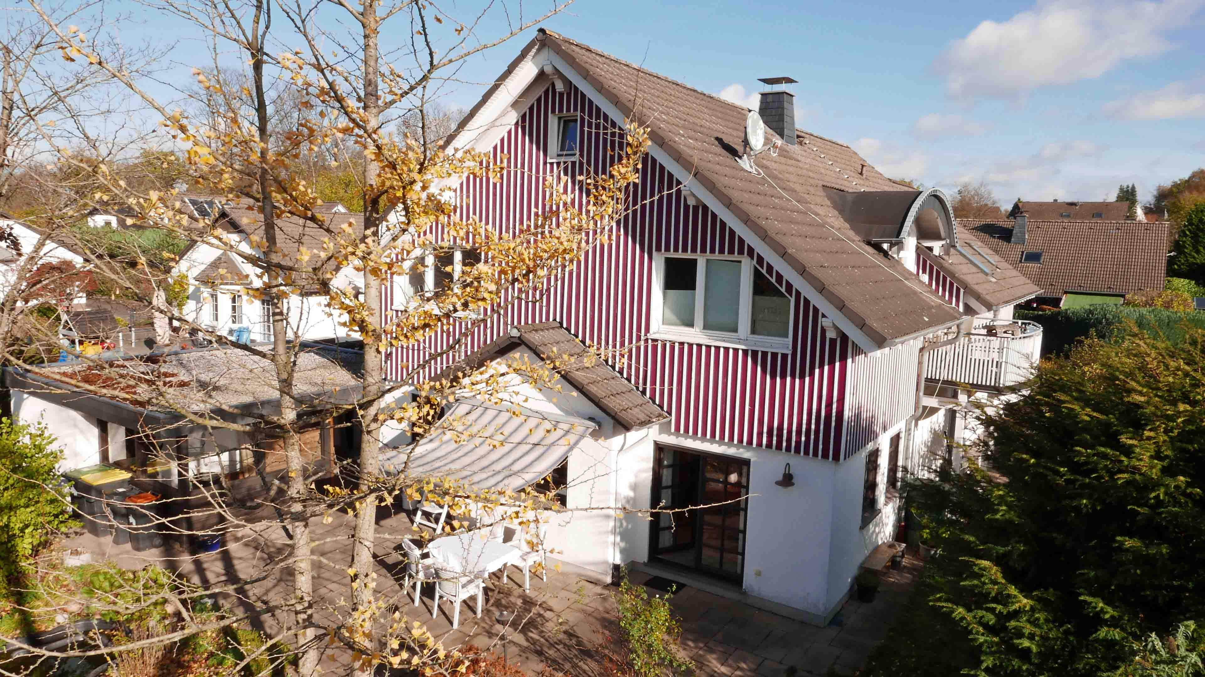 Nümbrecht: Moderne, lichtdurchflutete Eigentumswohnung 129 m², ETW im Dachgeschoss, Baujahr 1997, 129 m² (rote Holzfassade)