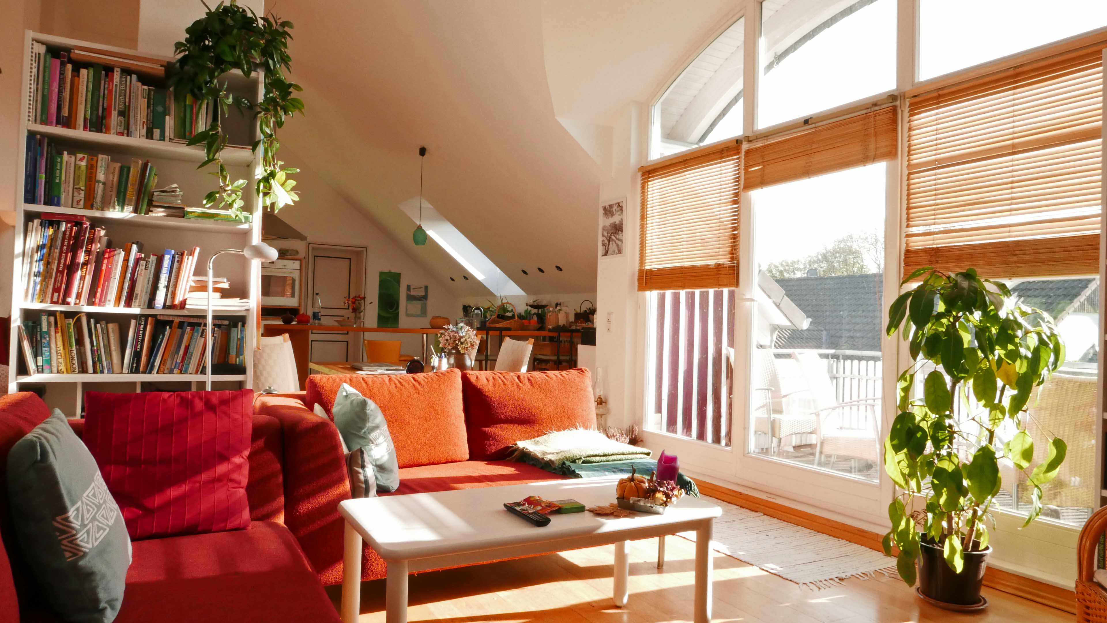 Nümbrecht: 2-Familienhaus in Toplage, Wohnbereich mit Panoramafenster und...
