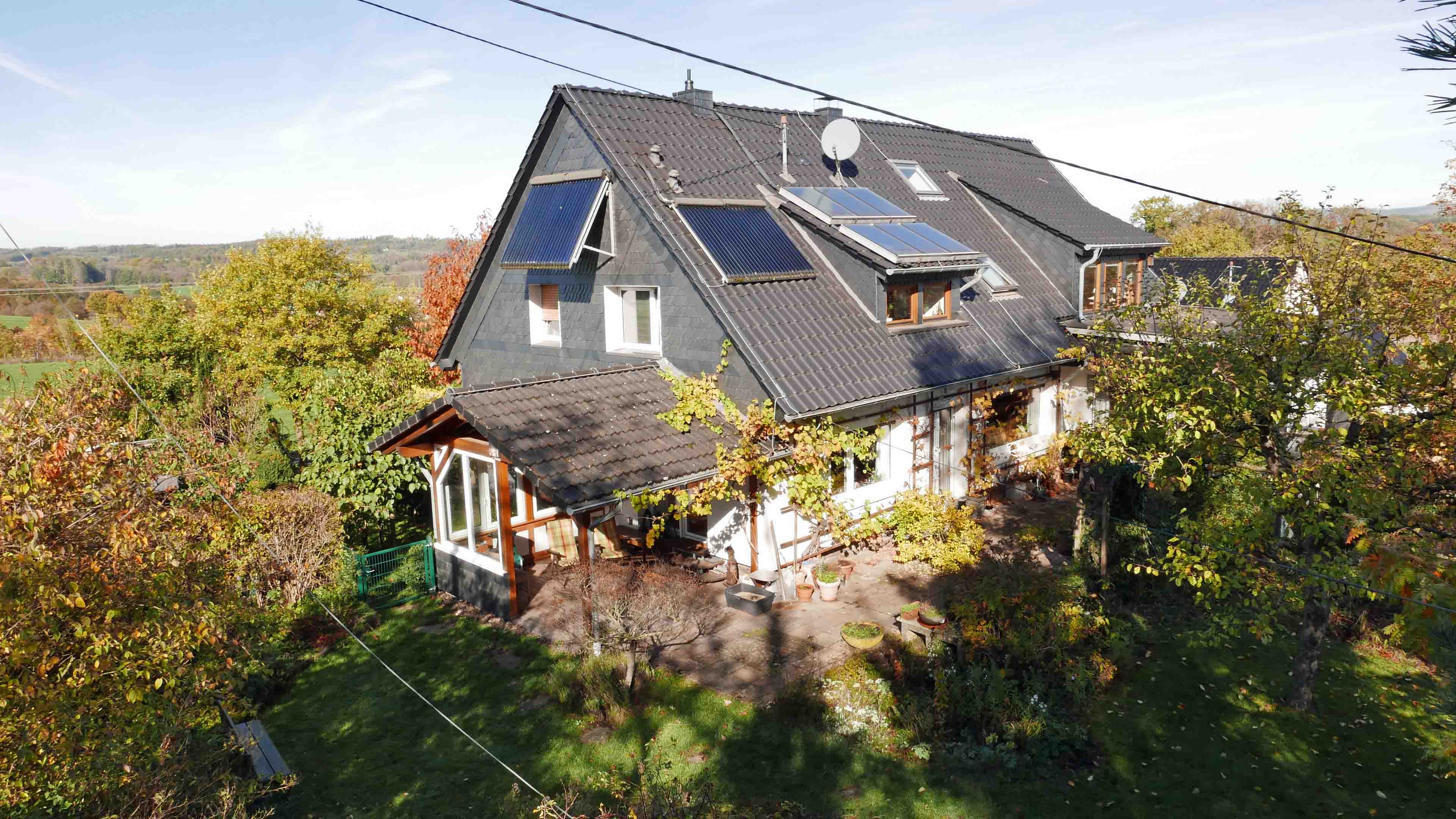 Reichshof: Großes Wohnhaus in herrlicher Natur-/Höhenlage, 2008 vollgedämmtes, neues Dach mit Solaranlage