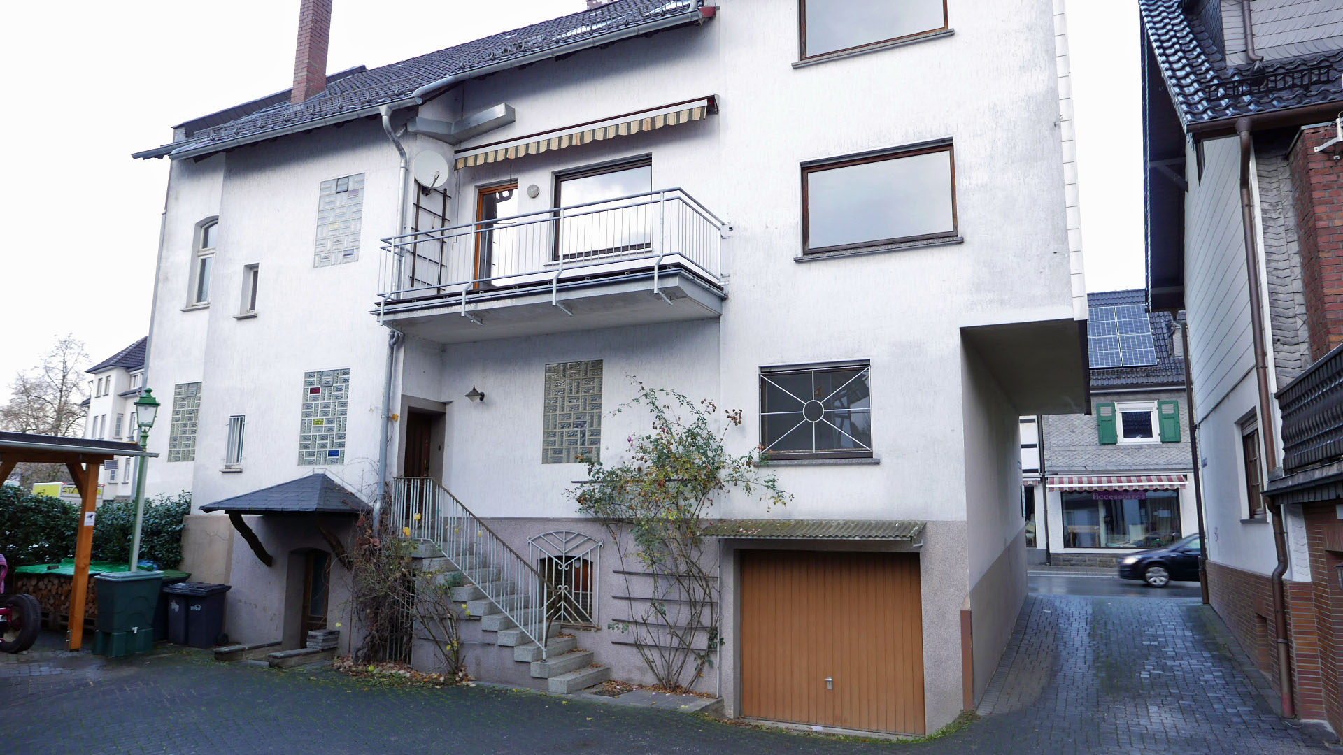 Morsbach/Zentrum: Wohn-/Geschäftshaus mit 2 Wohnungen und Ladenlokal, Hausrückseite mit Einfahrt zum Hof und...