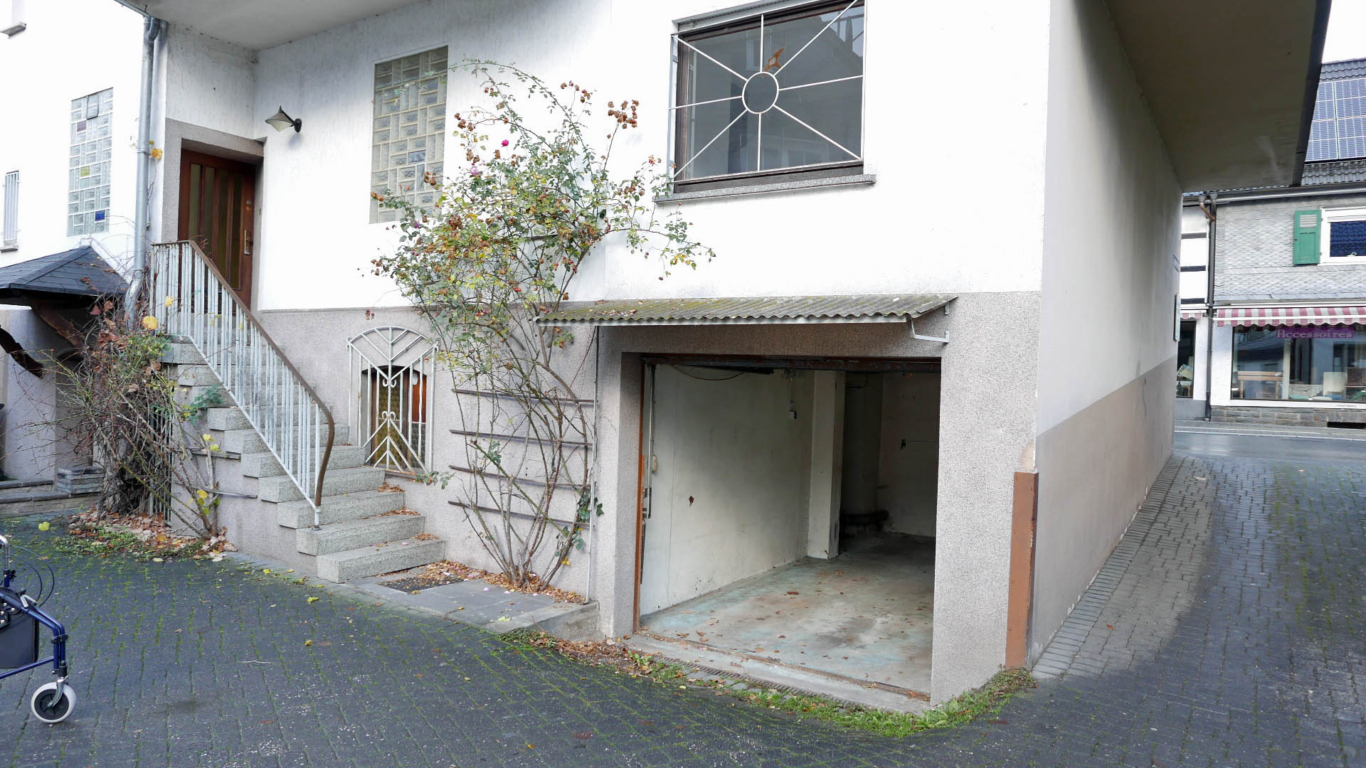 Morsbach/Zentrum: Wohn-/Geschäftshaus mit 2 Wohnungen und Ladenlokal, ...Garage. Treppenaufgang zum Eingang Hauptwohnung