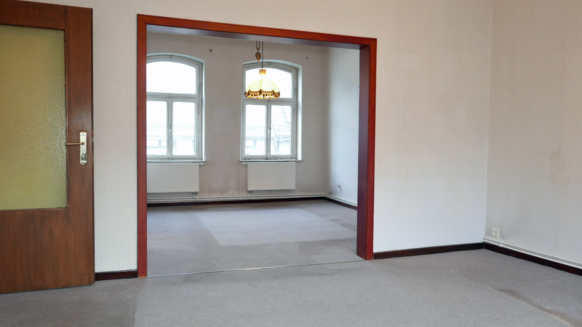 Morsbach/Zentrum: Wohn-/Geschäftshaus mit 2 Wohnungen und Ladenlokal, helle Räume mit großen Fenstern. Hier: das Wohn-...