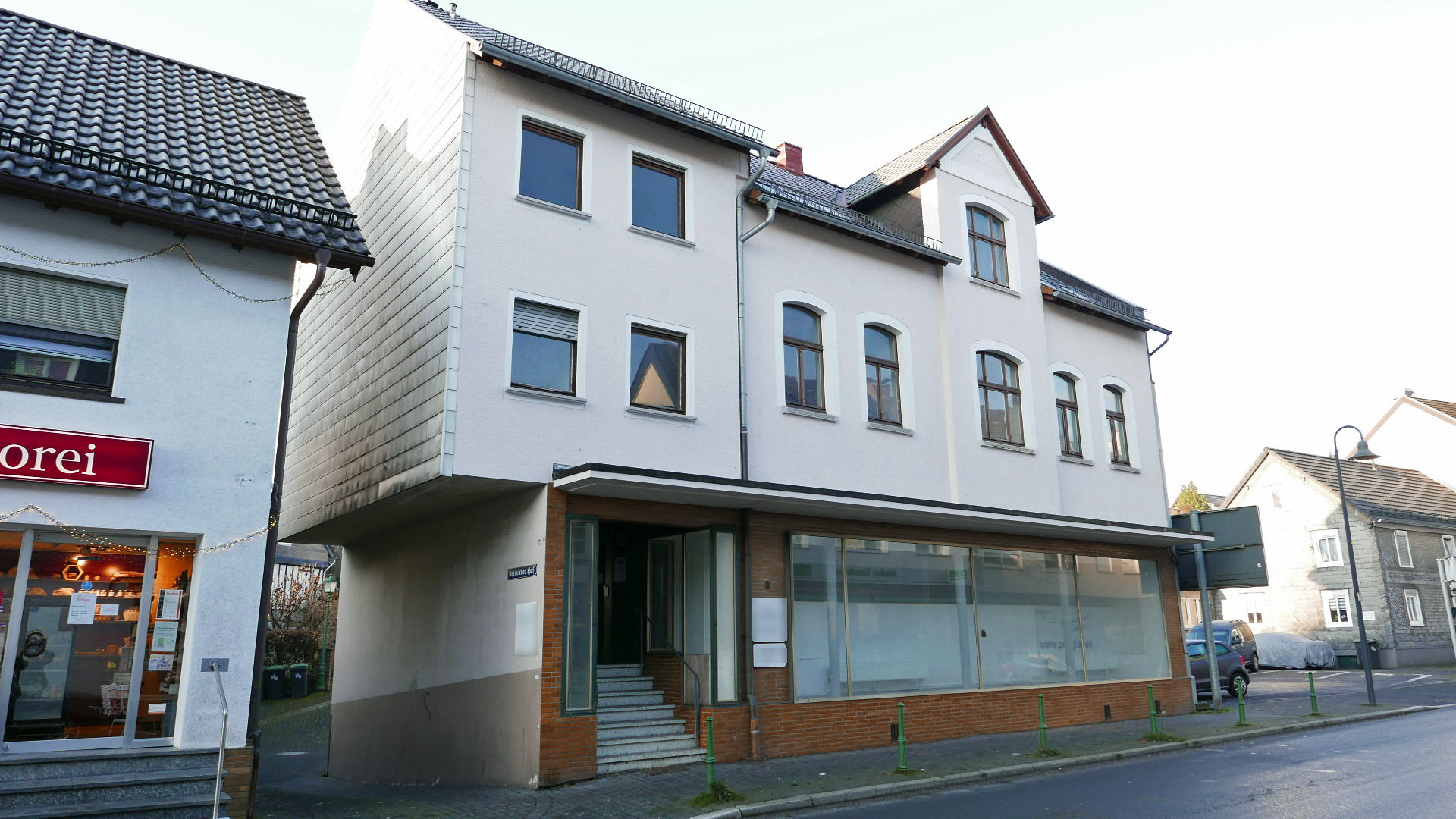Morsbach/Zentrum: Wohn-/Geschäftshaus mit 2 Wohnungen und Ladenlokal, Frontseite, Hauptstraßenlage