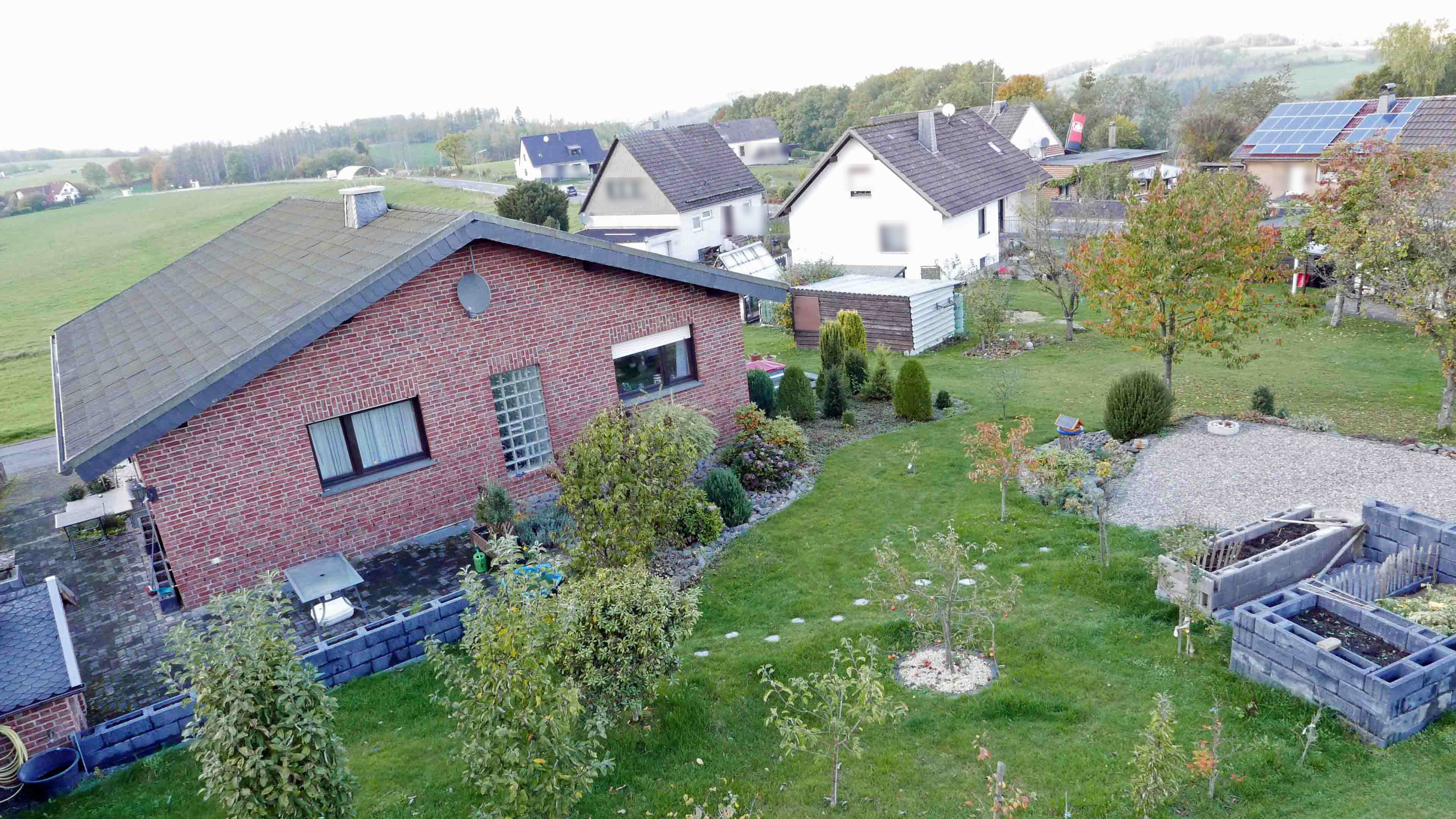 Morsbach-Stockshöhe: Bungalow mit Keller und Garage, Blick in den Garten mit Obstbäumen und 2 Terrassen