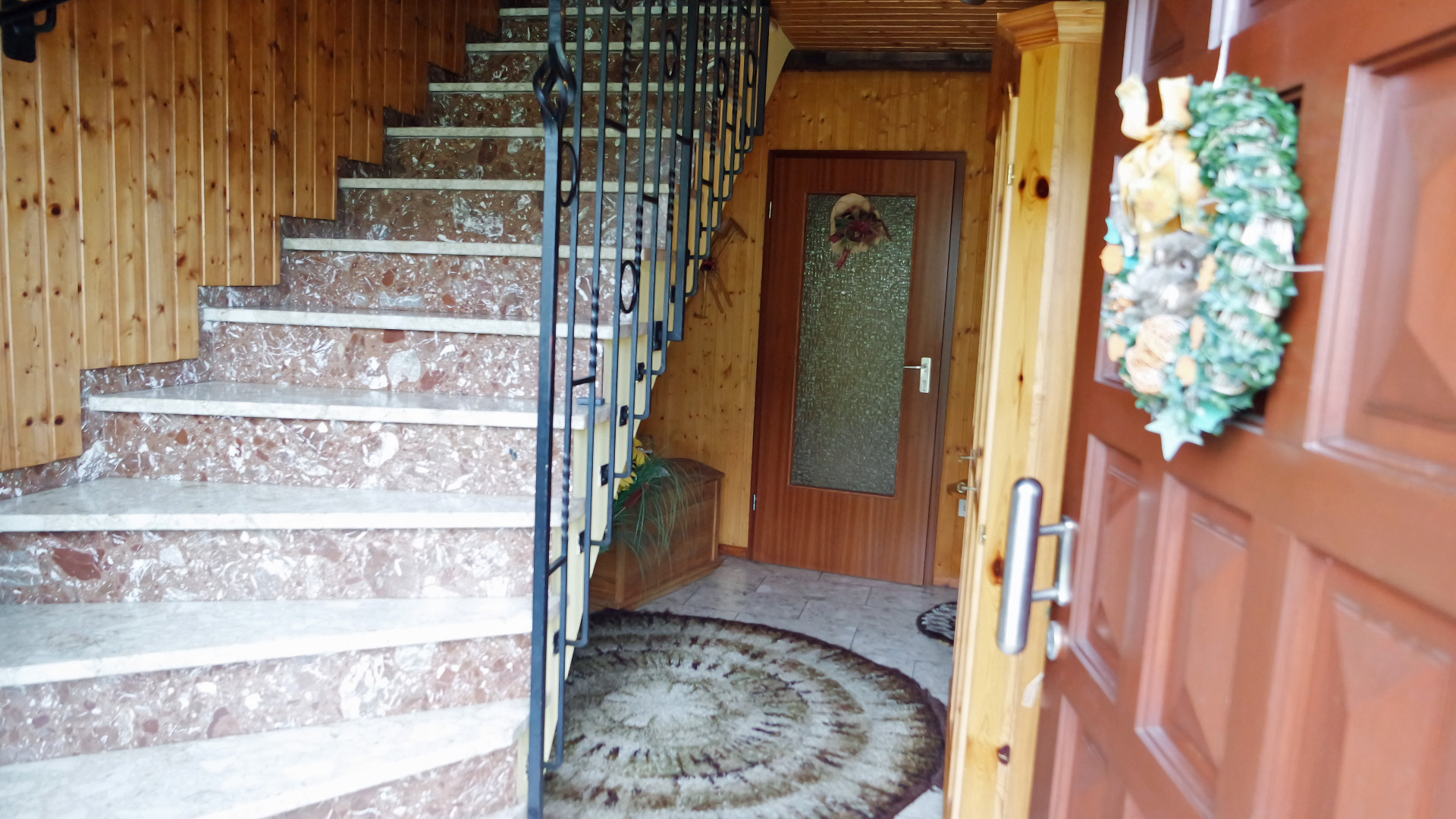Morsbach: Perfekt für das Landleben in der Natur, Hauseingang: links: Treppe Hauptwohnung / rechts: Tür zur Einliegerwohnung