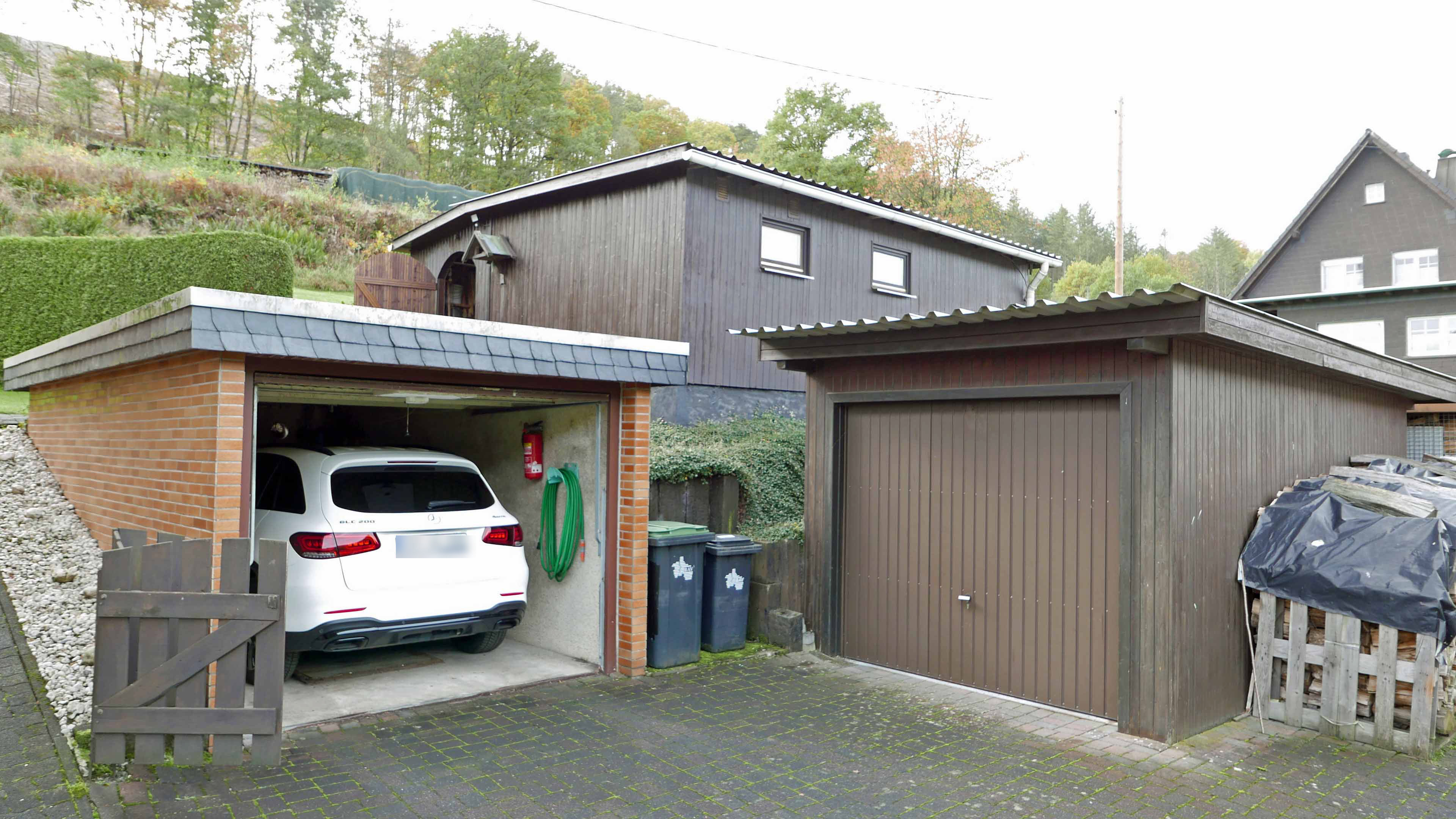 Morsbach: Perfekt für das Landleben in der Natur, Vorderbereich mit zwei Garagen und Werkstatt