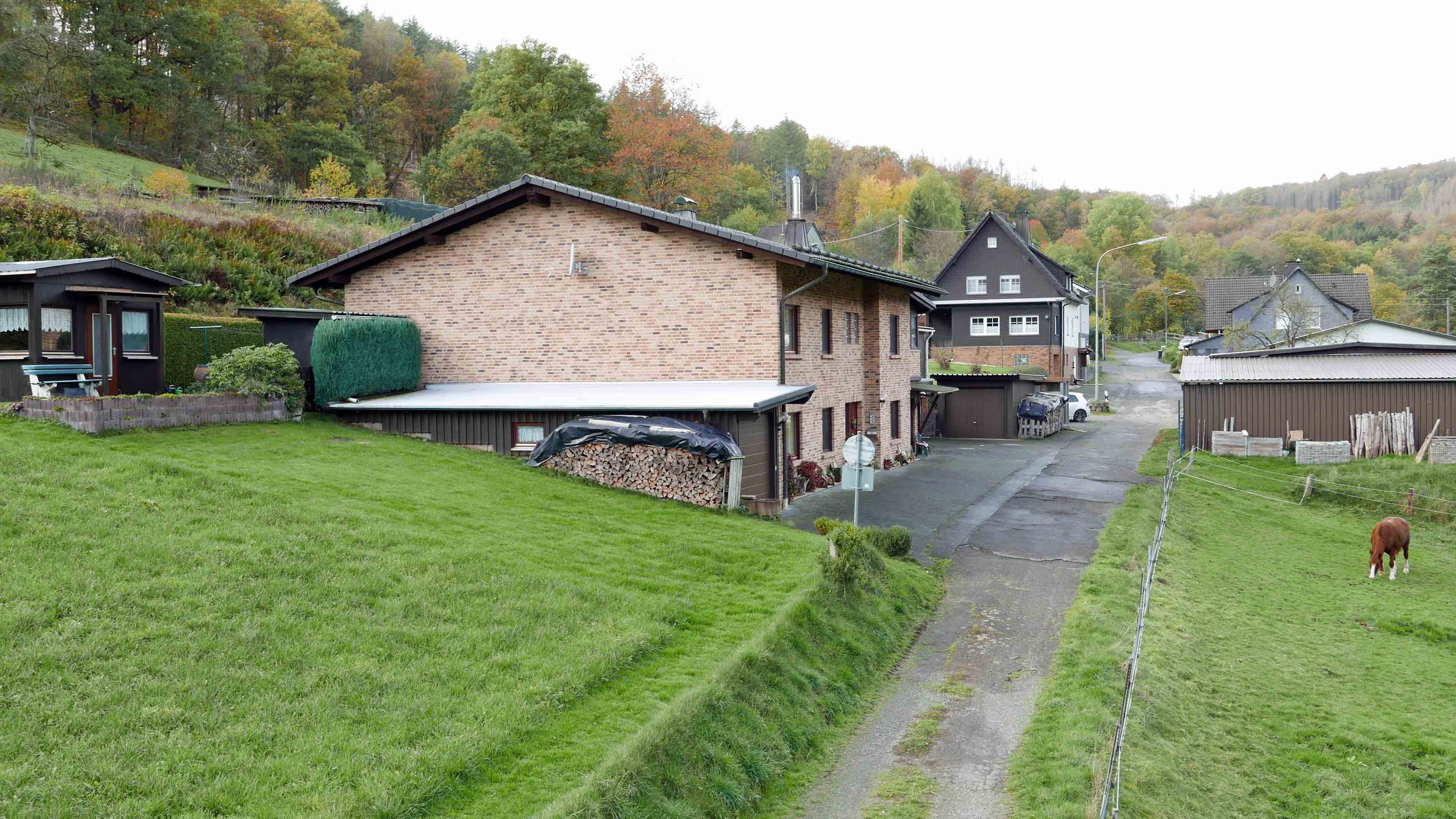 Morsbach: Perfekt für das Landleben in der Natur, Hinterbereich mit Traktorgarage und Gartenhaus
