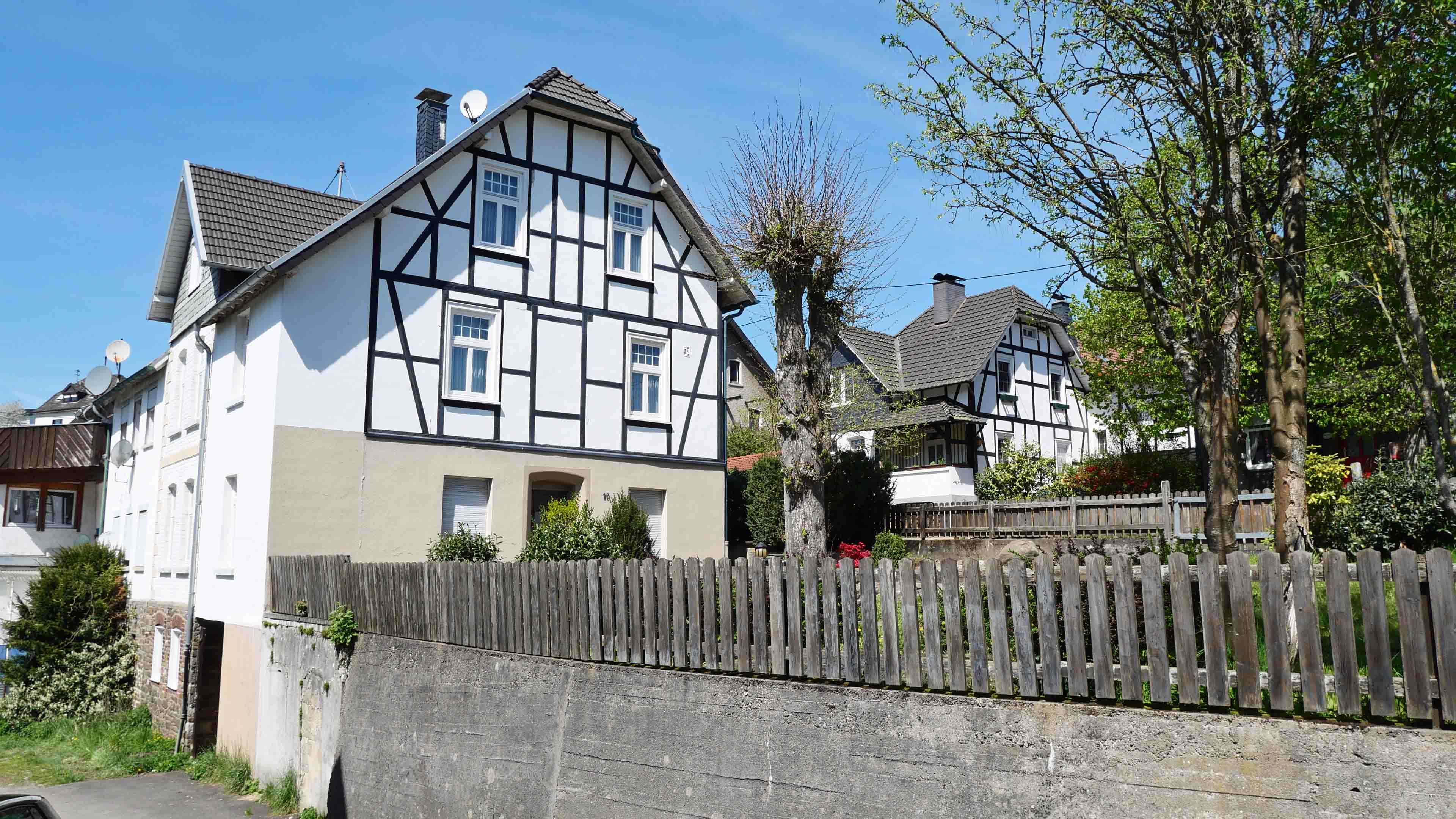 Morsbach: Alles fußläufig erreichbar. Großes, charmantes 1-2-Familienhaus, charmantes Fachwerkhaus in charmanter Umgebung