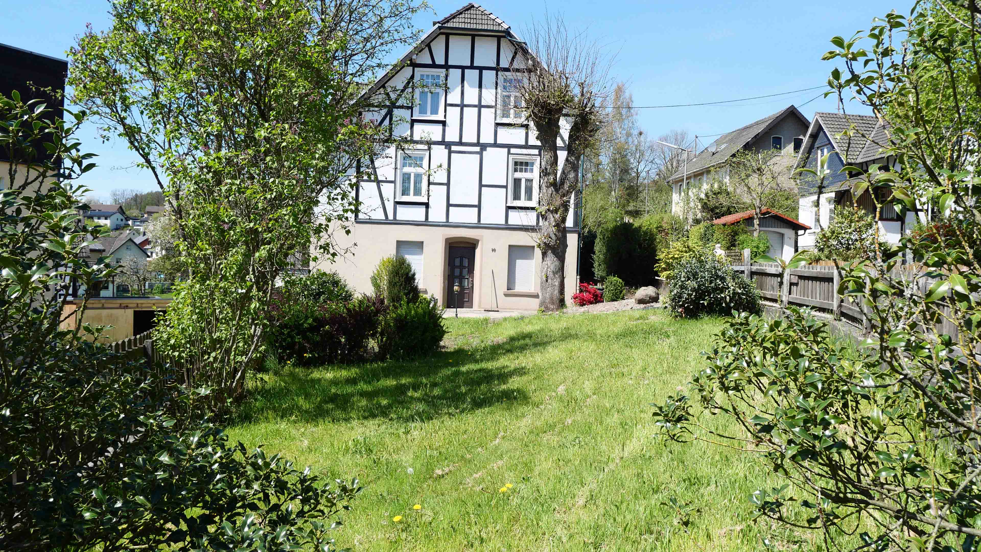 Morsbach: Alles fußläufig erreichbar. Großes, charmantes 1-2-Familienhaus, 525 m² Grundstück mit traditioneller Hauslinde
