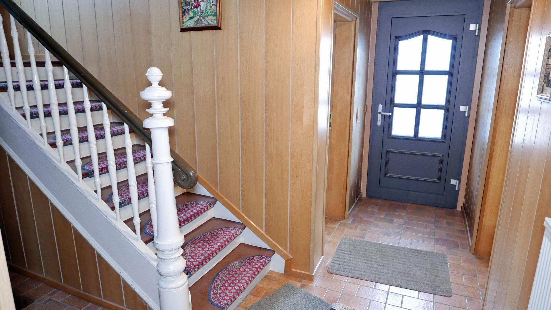Morsbach: Alles fußläufig erreichbar. Großes, charmantes 1-2-Familienhaus, Blick in den Eingangsbereich mit herrlicher Treppe