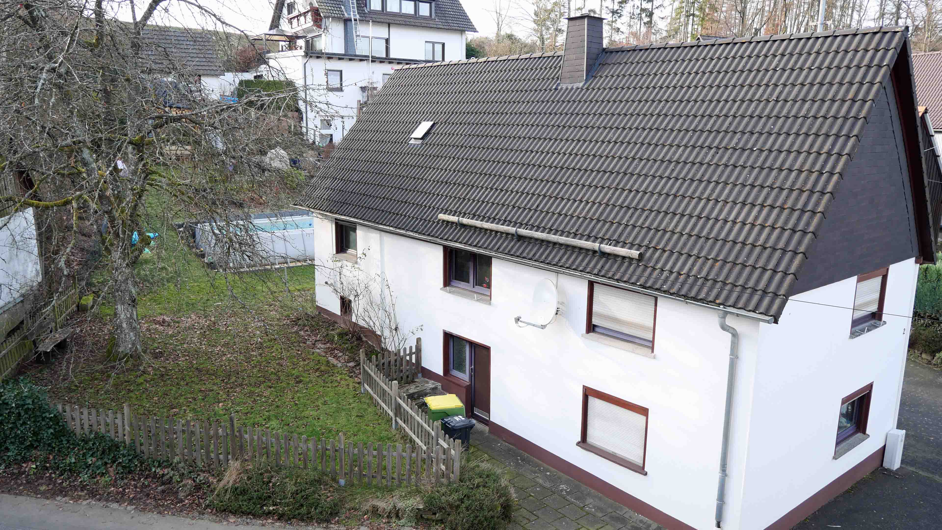 Reichshof-Wildberg: Preiswertes Wohnen im Fachwerkhaus, Das Dach ist komplett modernisiert