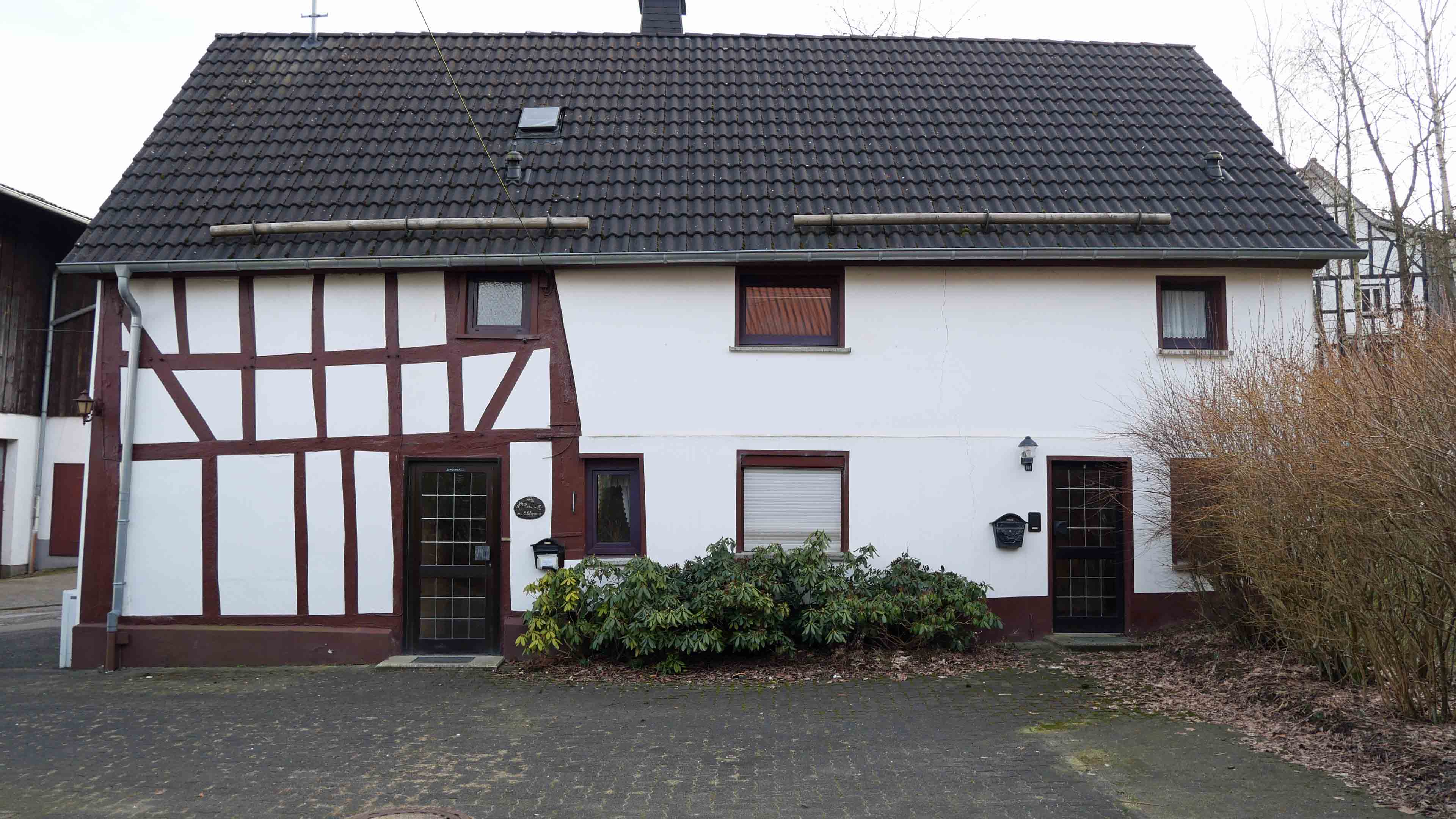Reichshof-Wildberg: Preiswertes Wohnen im Fachwerkhaus, Front-/Hofseite mit zwei Hauseingängen