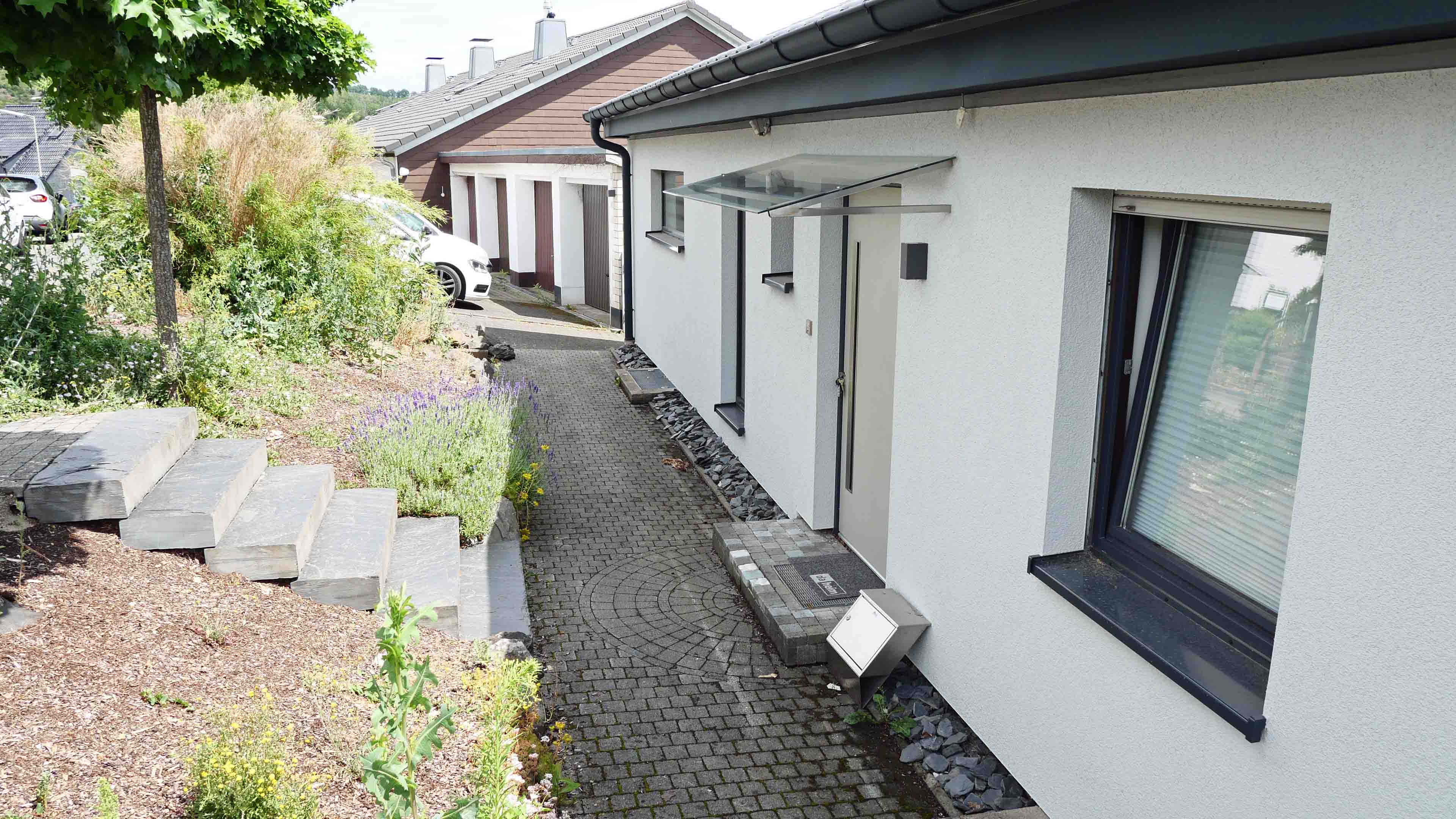 Morsbach: Topsanierter Bungalow mit Garage und herrlicher Terrasse, barrierefreier, ebener Zugang von Garage zum Haus