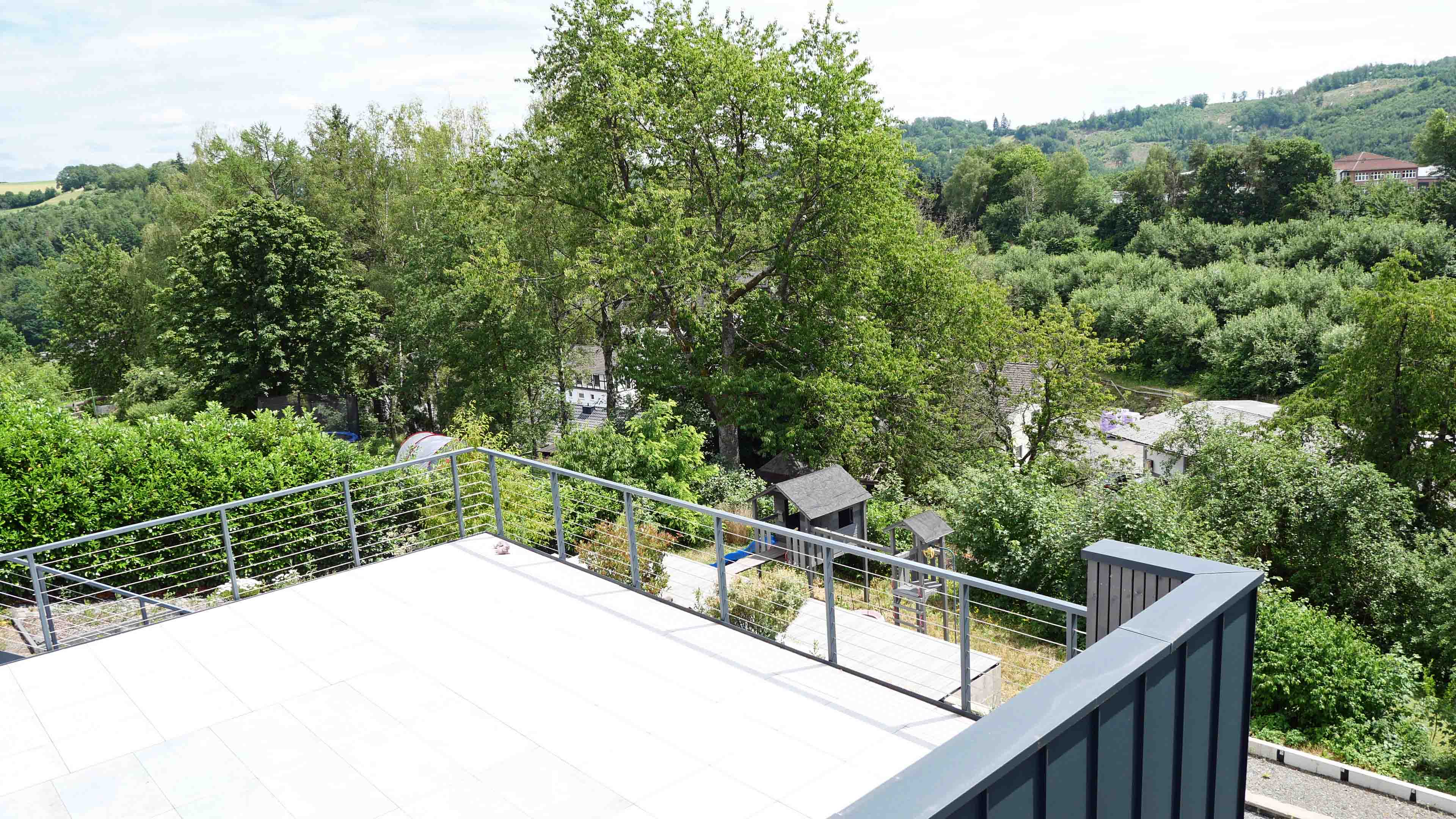 Morsbach: Topsanierter Bungalow mit Garage und herrlicher Terrasse, 54 m² große Terrasse mit herrlichem Blick