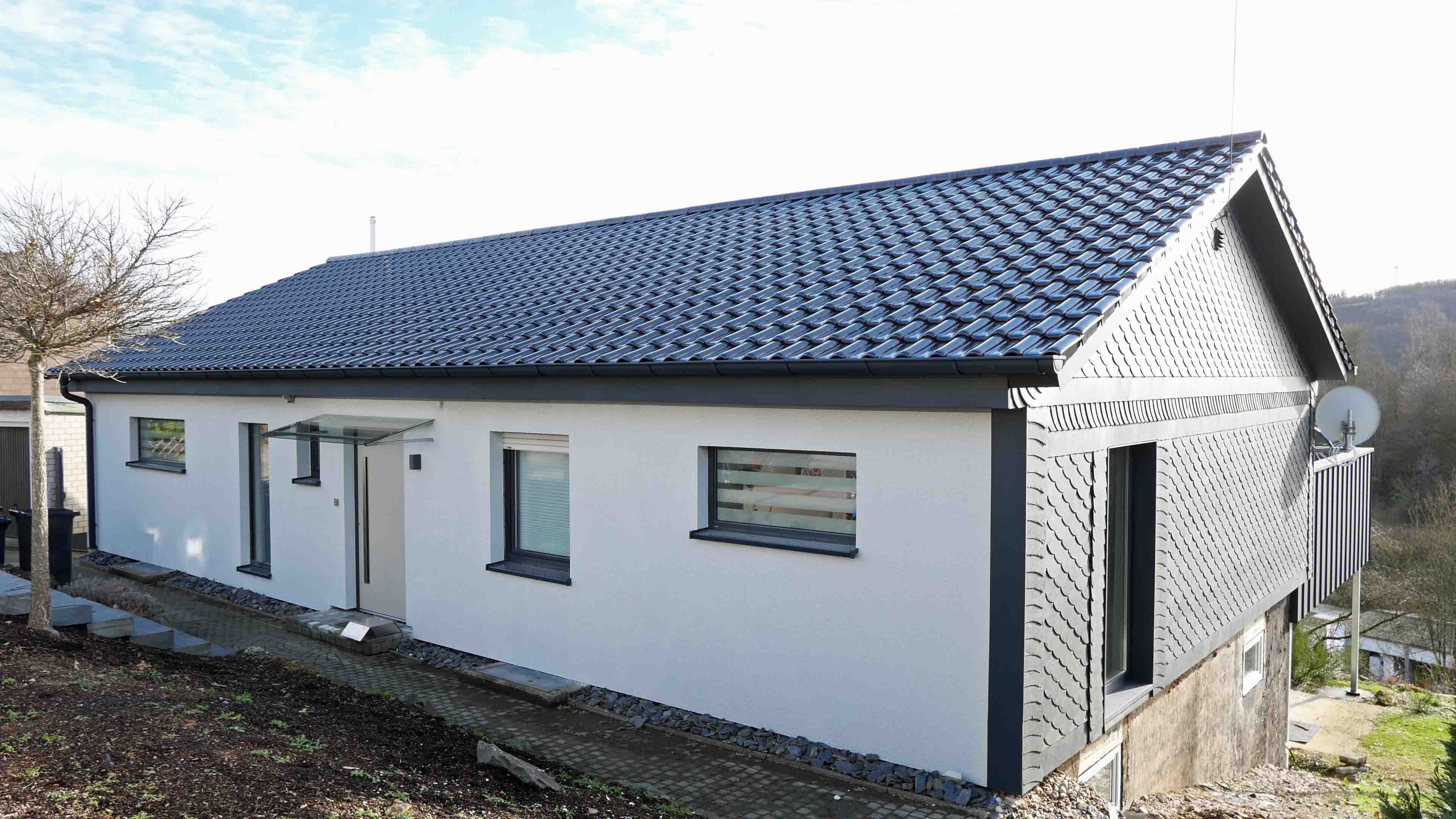 Morsbach: Topsanierter Bungalow mit Garage und herrlicher Terrasse, Neu: Dach, Fenster, Fassade...