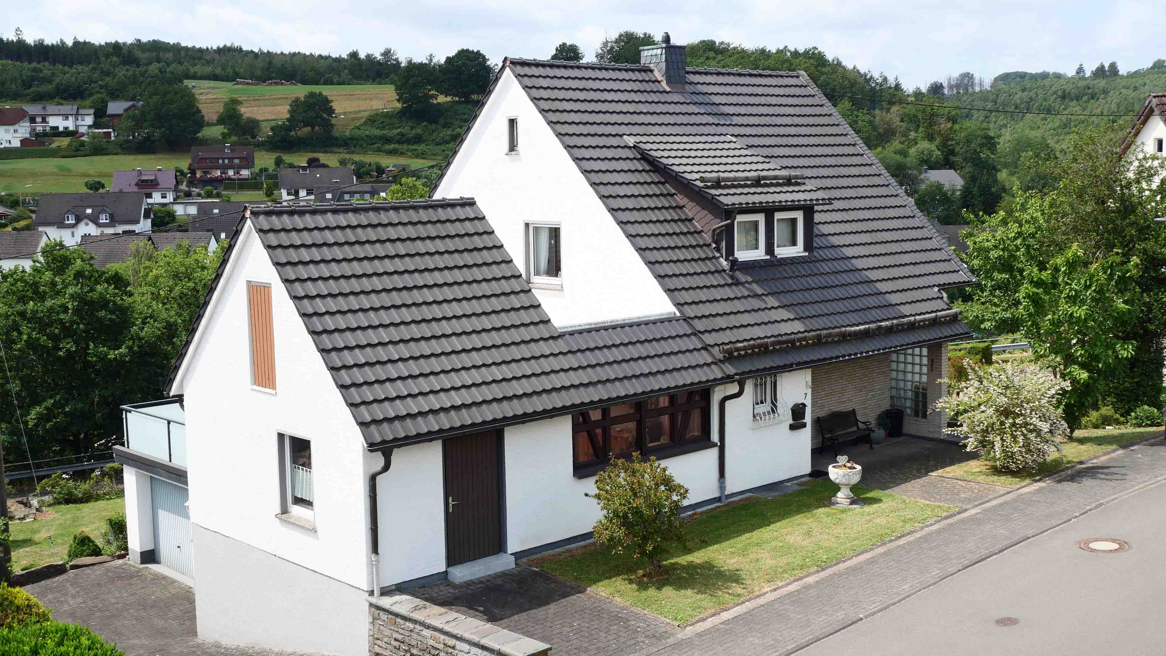 Reichshof-Wildbergerhütte: EFH mit Doppelgarage, linke Giebelseite mit Zufahrt zur Doppelgarage