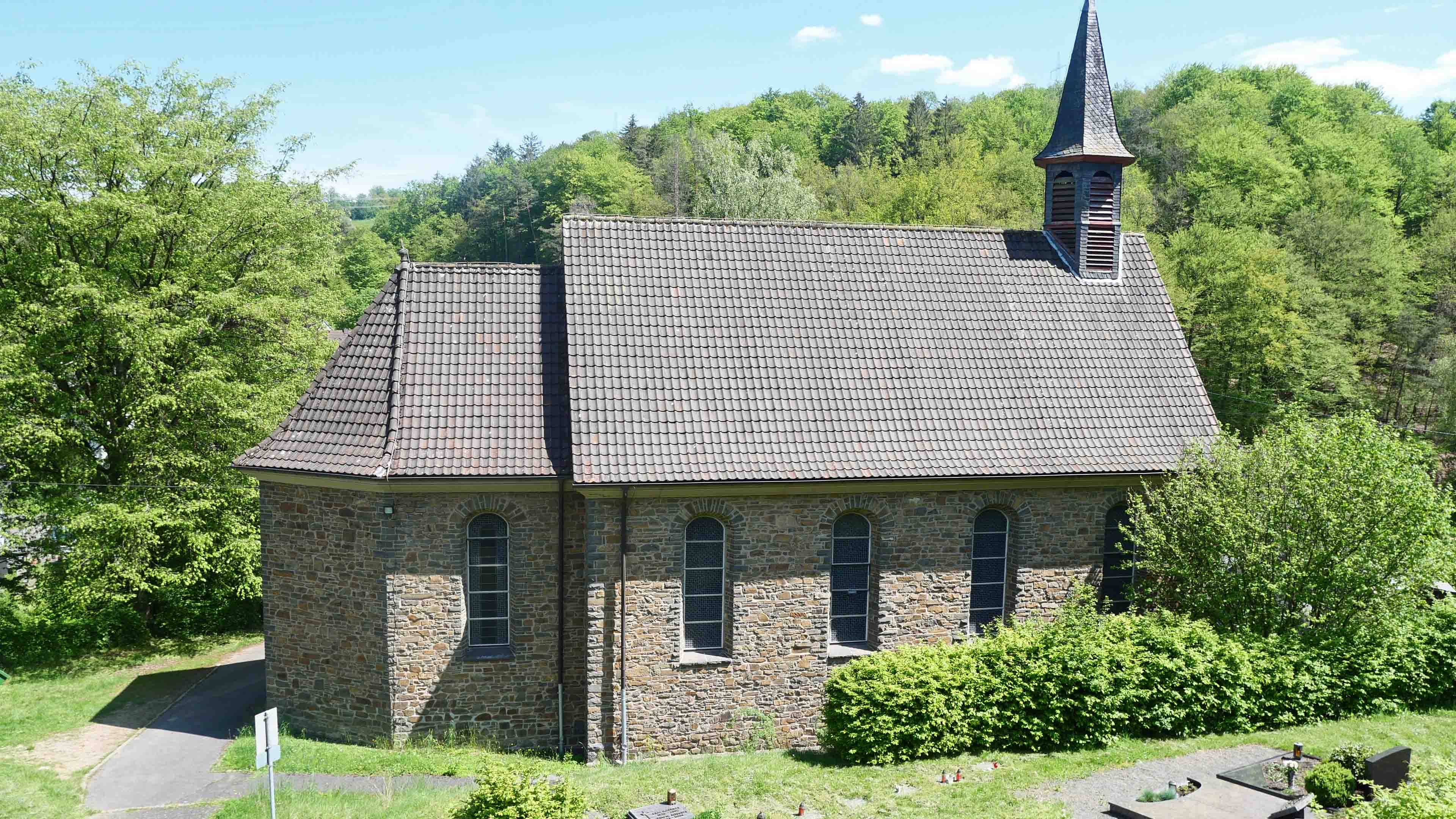 Morsbach-Ellingen: Stilvolle, kleine Bruchsteinkirche, auf einem Hügel und im Grünen eingebettet